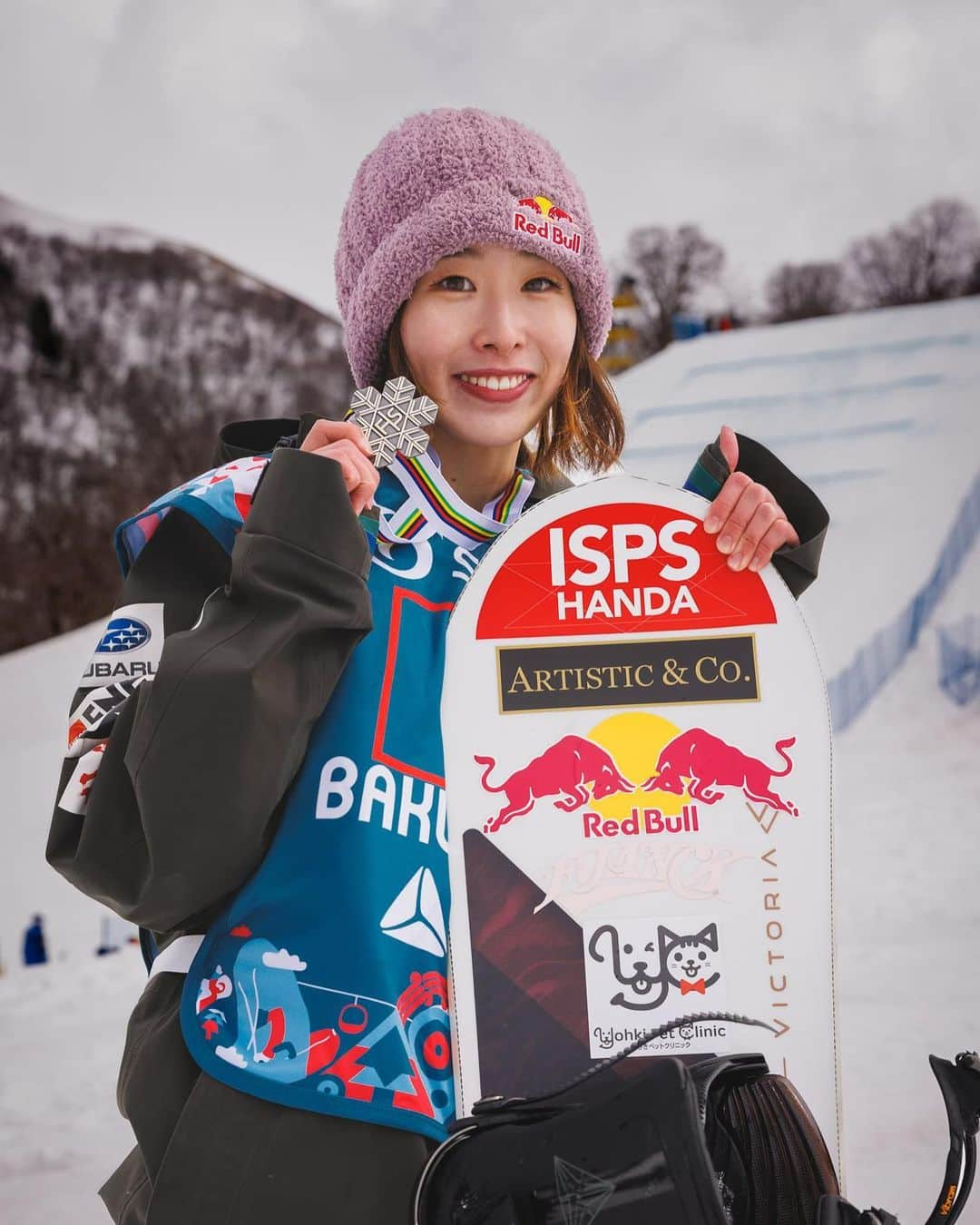 鬼塚雅さんのインスタグラム写真 - (鬼塚雅Instagram)「Another World Championships 2023 Medal🥈Big Air Despite tough weather, the girls pushed through and I'm happy to get silver medals. Congrats @annagassersnow 🥇, @tess_coady 🥉and @hasegawataiga1023 🥇  世界選手権、ビッグエアーで銀メダル獲得しました🥈 スロープスタイルのあと集中を切らすことなくビッグエアーに挑み、今大会2種目でメダルが取れたことはアスリートとしてまた1つ階段を登れた気がします⤴️ 今日の18:55〜NHKで試合の様子が放送されるみたいなので、ぜひ見てください📺 2023年度の世界選手権も応援ありがとうございました🌹  #ISPS #RedBull #artisticandco #fjanck #ようきペットクリニック #samanthathavasa #nitrousa #electric #cwx  #swix #スリックハウス #スノーボード #snowboard  #worldchampionships #世界選手権」3月5日 5時53分 - miyabionitsuka