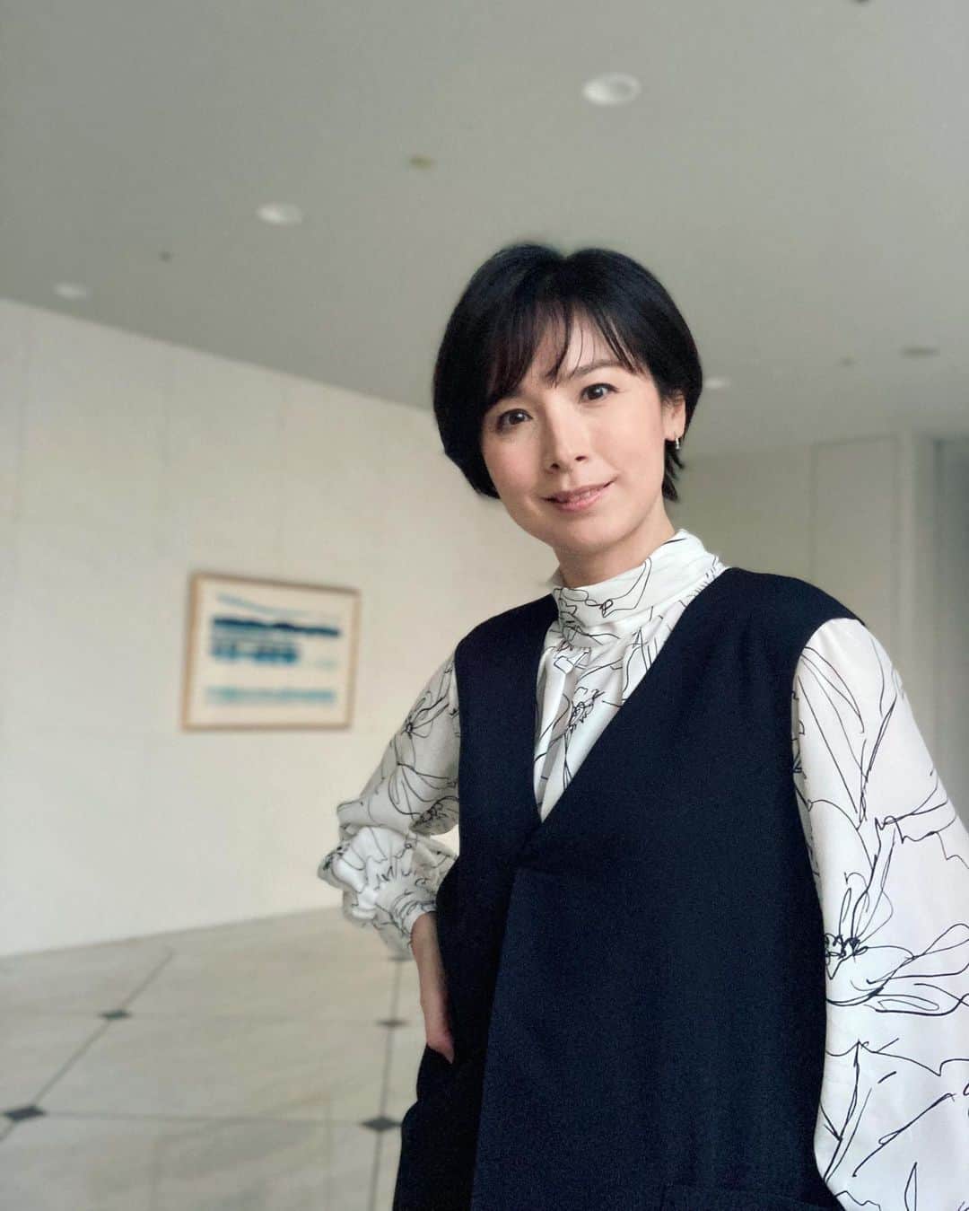 野村真季のインスタグラム：「ANNニュース #着用衣装   1〜3枚目 3/4 朝ニュース/昼ニュース ジャンパースカートって着てるだけで楽しい気持ちになりますね！  4〜6枚目 2/28 午後ニュース  2週間ほど前に前髪を三年ぶり（？）くらいに作ったら、思いの外皆さん好意的な感想を寄せてくださってありがとうございます！  #テレビ朝日 #アナウンサー #アナウンサー衣装 #ootd  #セットアップ #doneeyu  #白トップス #macouleur  #40代コーデ #40代ファッション #50代ファッション #大人コーデ #大人ファッション  #野村真季」