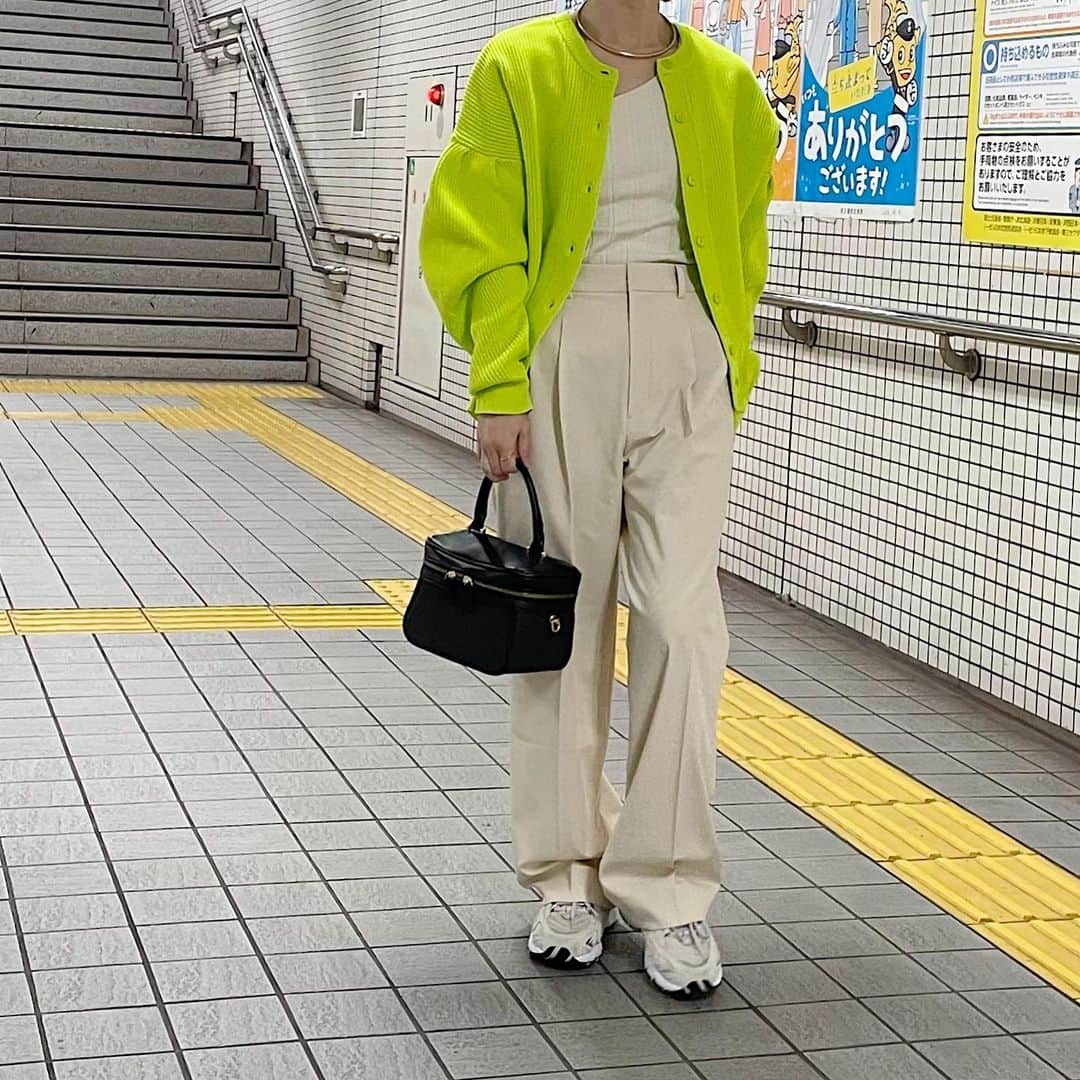 akko0718のインスタグラム：「3月5日(日) @bohmal_official の大人気ダンボールニットから前後2wayで着用可能なカーディガンが発売されたよ🙌🏻 . カラバリも春らしくてかわいい🥺💓 . わたしはライムカラーにしました💛💚 . コーディネートのアクセントになるカラーばかりで他の色もかわいかったー🫰🏻 . zozotownで1000円OFFクーポン出てるからチェックしてみてね🫶 . . #bohmal #ボマール #bohmal_official #bohmal_style #ダンボールニット #ダンボールニットカーディガン #PR #カーディガンコーデ #春コーデ #春服 #カラーコーデ #イエベ春 #イエベ春コーデ #骨格ナチュラル #骨格ナチュラルコーデ #155cmコーデ #155cm #淡色コーデ #淡色女子 #ニューバランス」