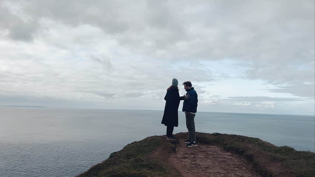 シエンナ・ギロリーさんのインスタグラム写真 - (シエンナ・ギロリーInstagram)「Irresistible…ever dreamed of pushing someone(s) off a cliff ? 💦  @charlottehope8 @callumwoodhouse」3月5日 6時12分 - guilloryguillorybe