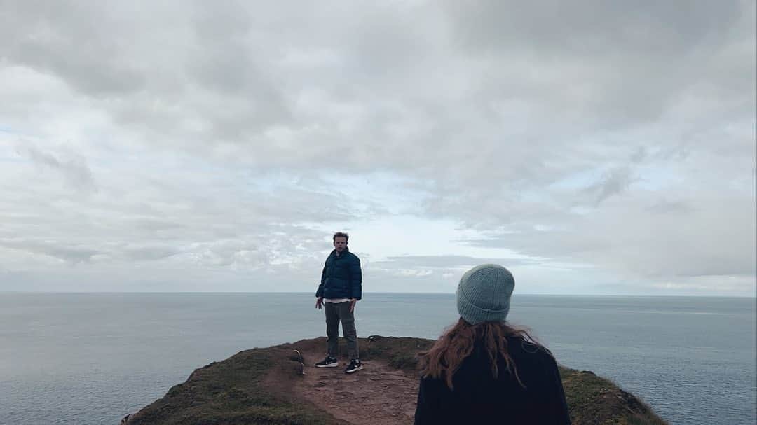 シエンナ・ギロリーさんのインスタグラム写真 - (シエンナ・ギロリーInstagram)「Irresistible…ever dreamed of pushing someone(s) off a cliff ? 💦  @charlottehope8 @callumwoodhouse」3月5日 6時12分 - guilloryguillorybe