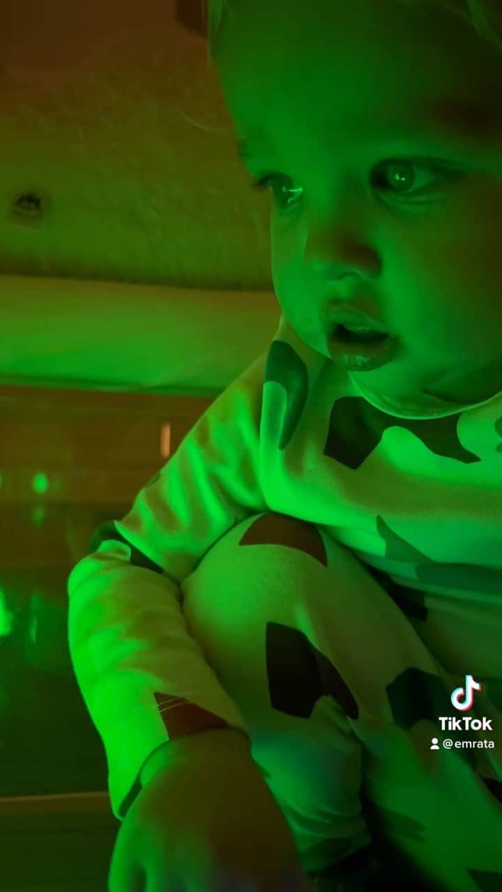 のインスタグラム：「My beautiful baby turns 2 this week and the time has gone by as quickly as this video. What a two years it’s been, Sly. So much joy, so much pain. So many lessons. I’ll do anything to keep you safe and make sure your life is a wonderful one. Being your mama is magical. I love you more than you could ever know.」