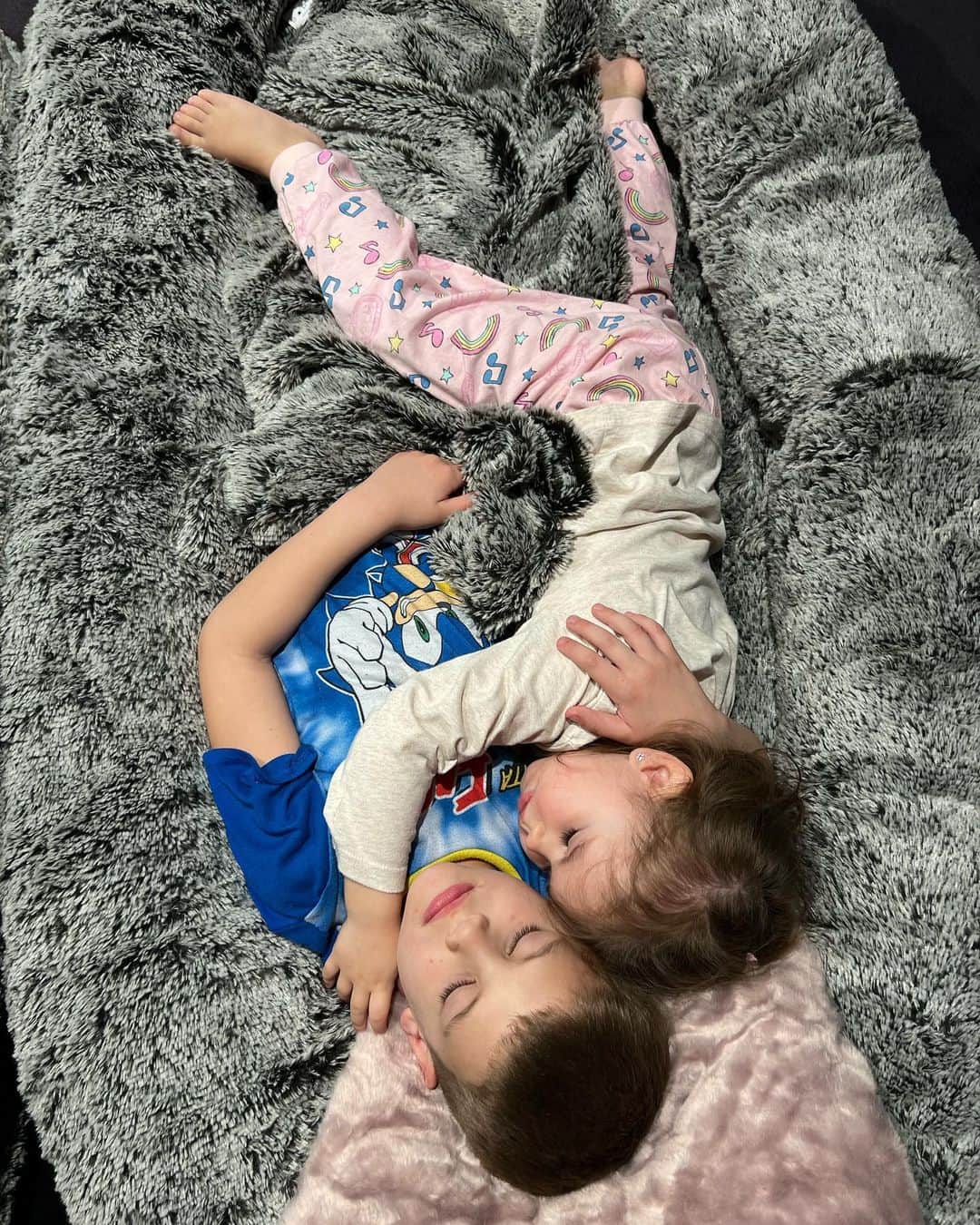 エディン・ジェコのインスタグラム：「The special bond 🥰 #brothersisterlove」