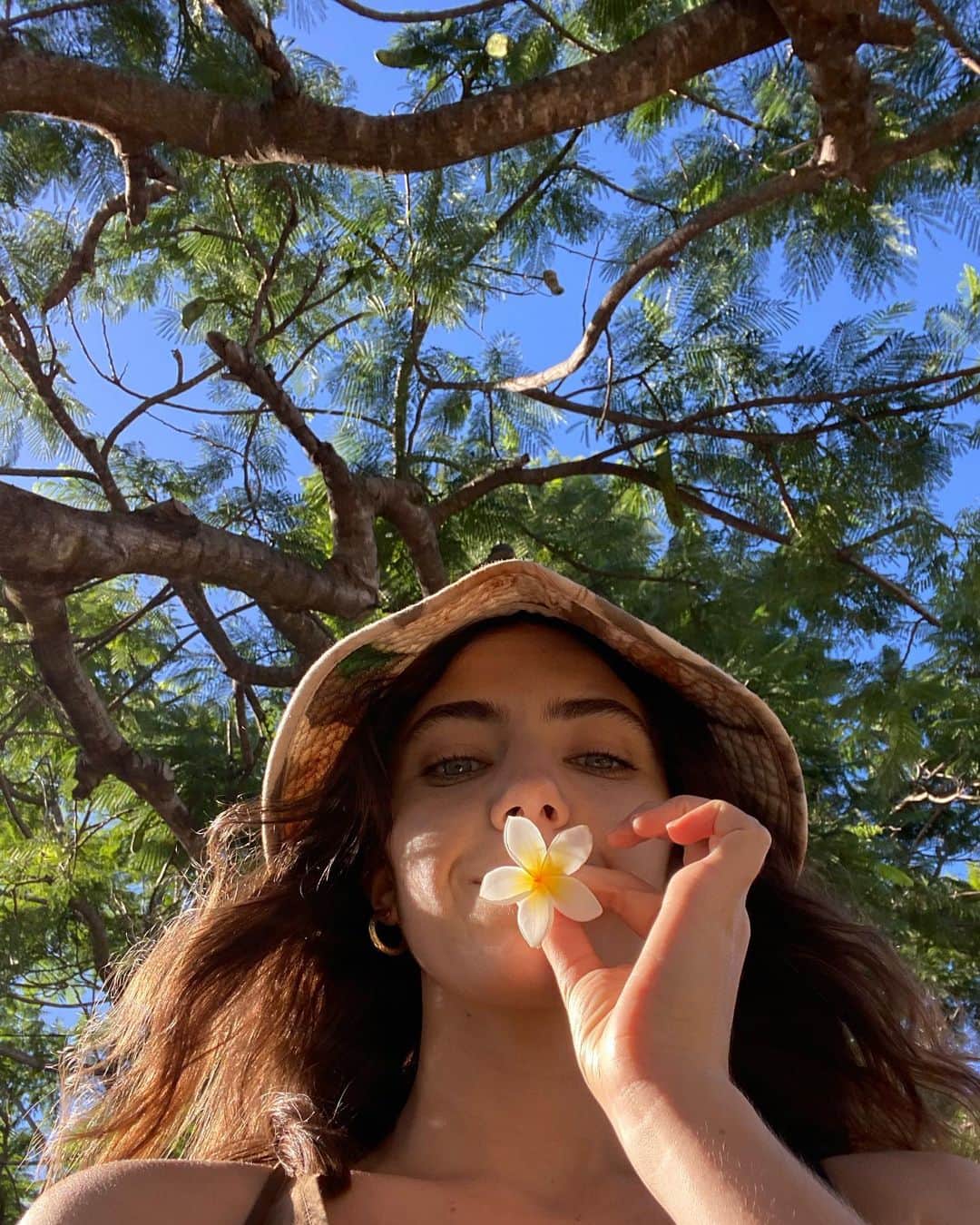 Amelia Zadroのインスタグラム：「Lil stop home 🌸」