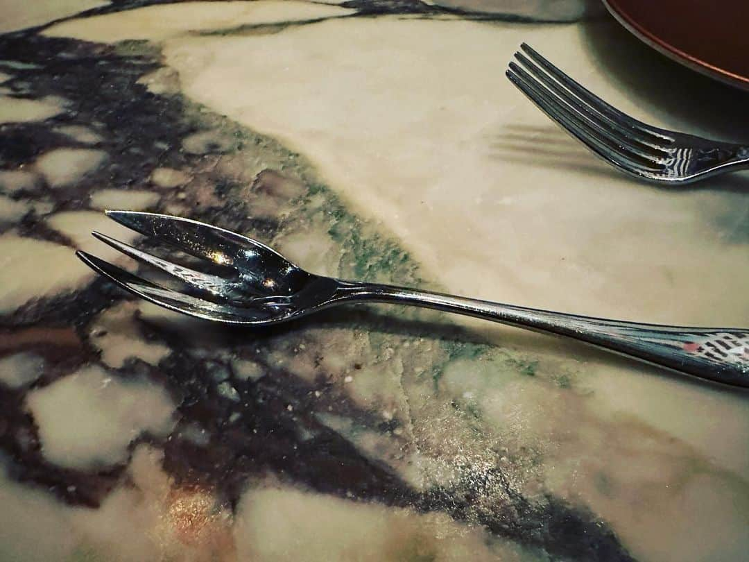 ブライアン・オースティン・グリーンのインスタグラム：「So, we are in Vegas @resortsworldlv @carversteak and the restaurant we ate at last night had metal sporks 😂😂 it’s honestly like taking a picture of a unicorn for me 🤣」