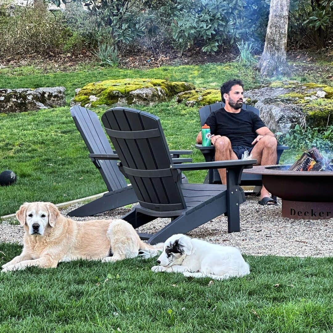 エリック・デッカーさんのインスタグラム写真 - (エリック・デッカーInstagram)「Fire. Dogs. Beer. And my beard. What else does a man need in this moment」3月5日 7時23分 - ericdecker