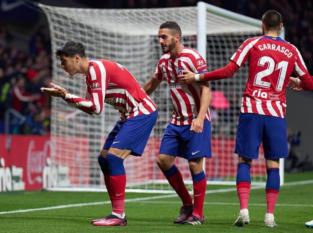 アルバロ・モラタのインスタグラム：「Regalo adelantado a la mujer de mi vida @alicecampello 🎂♥️  Muchas felicidades @simeone y @antogriezmann. #AúpaAtleti」