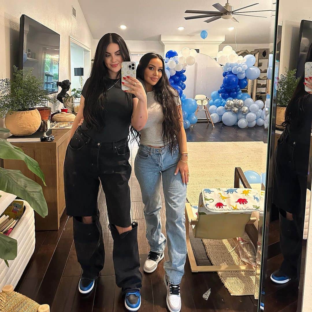 Carli Bybelのインスタグラム：「HAPPY BIRTHDAY MOM @nicoleguerriero 🥳❤️ love you to infinity my girl♾️ hope your day is as amazing as you. a Tall & a Small 4ever🥰😘」