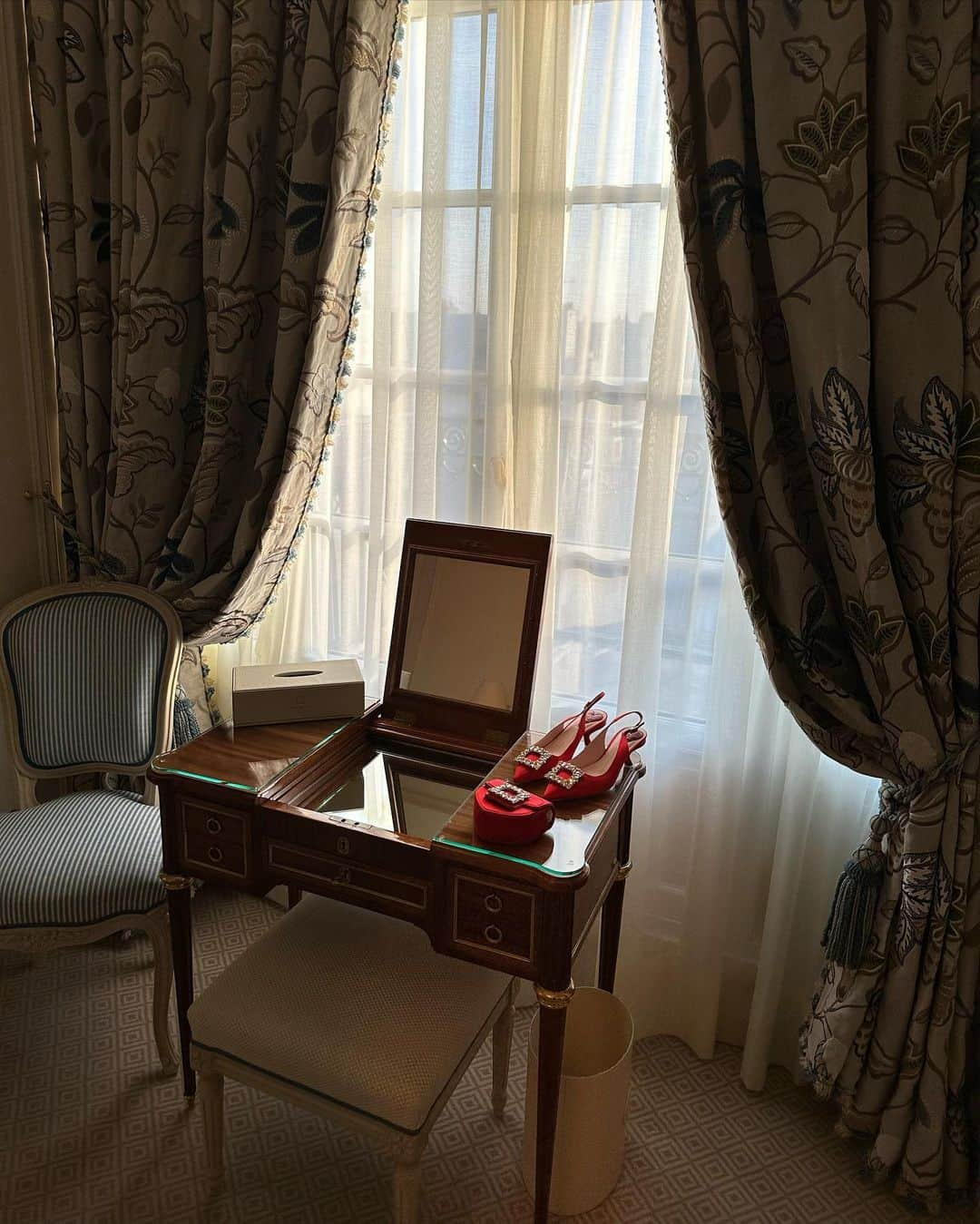 ハルストン・セイジのインスタグラム：「Paris with @rogervivier ❤️」