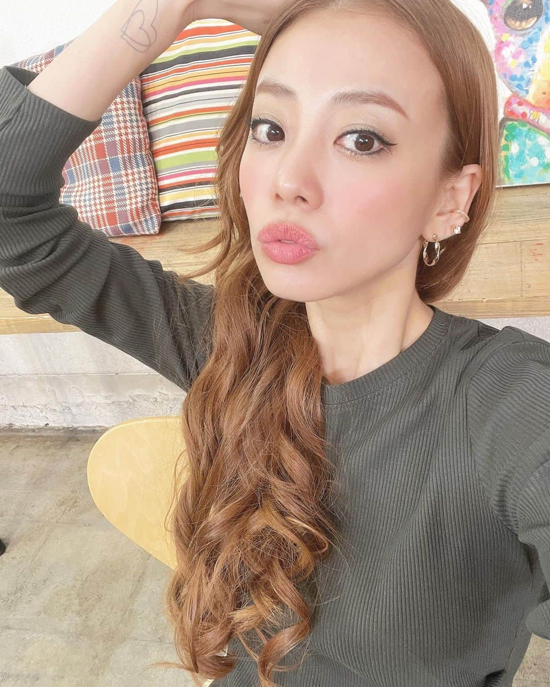 あびる優のインスタグラム：「日曜日✨おはようございます🌷  ダウンスタイルで巻き髪🥰🫶 リップは珍しくツヤ感無しのマット💋 お写真だと分かりにくいけど、アイシャドウはお洋服に合わせてカーキ系の色味だよ🌵 #make#makeup#hairmake#hair#haircolor#hairstyle#hairarrange#longhair#curlyhair#video#selfie#メイク#メイクアップ#ヘア#ヘアカラー#ヘアアレンジ#ロングヘア#ヘアスタイル#巻き髪#動画#💄#💋」