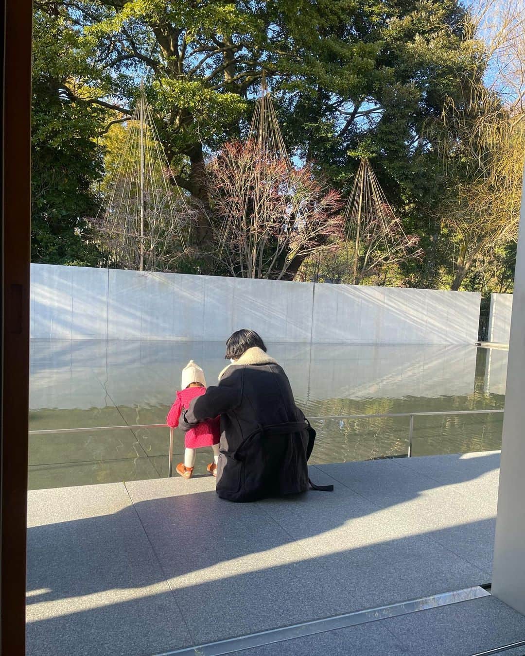 ノーマさんのインスタグラム写真 - (ノーマInstagram)「Yves Klein 💙→ Daisetsu Suzuki🧘  理想の組み合わせでまわれる事となった時機に感謝。  娘さんが楽しくなり過ぎて🦖直ぐに移動しちゃったけど、広がり続ける余韻のプールを楽しもう♡  #daisetsusuzuki  #zen #kanazawa  #動きすぎて直ぐにスカートめくれてタイツ全開の娘さん」3月5日 8時55分 - noma77777