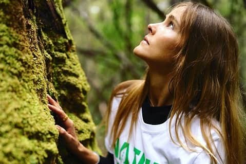 イザベル・ルーカスのインスタグラム：「Today I’m walking part of the South Cape Track in lutruwita / Tasmania for the Nature Walk Challenge for @wilderness_aus   With @wilderness_aus we can drive the policy change needed for a plantation-based timber industry and build pressure for new nature laws that actually end the logging of these ancient old-growth forests.  I'd love to hear where your favourite walks in nature are? 🍃 You can support my team by donating today via the link in my bio.  #lutruwita #tasmania #naturewalkchallenge #southcapetrack #nativespecies #endextinction  @tasmanianwilderness @wilderness_aus」