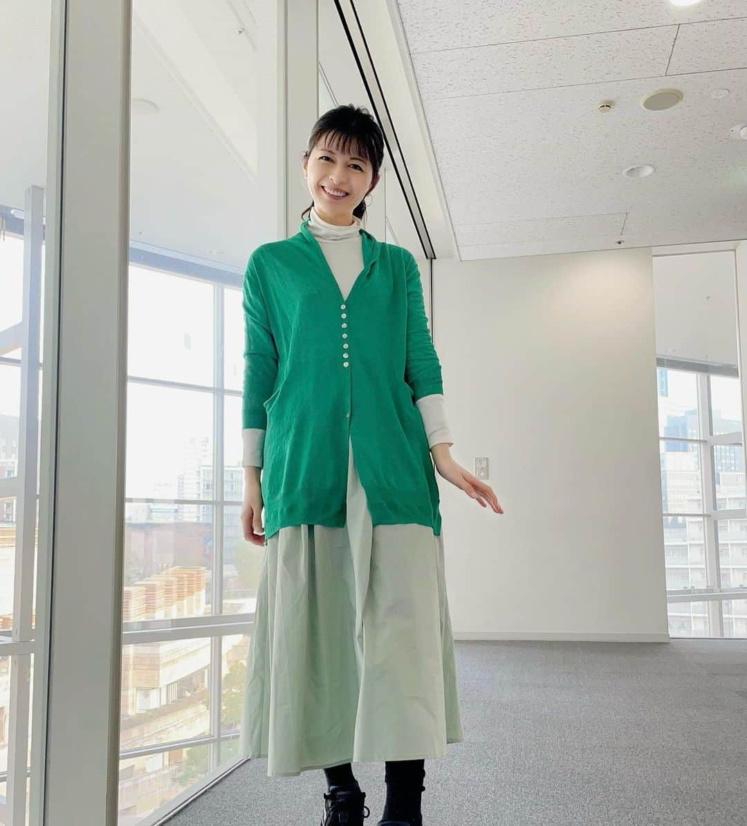 太田景子のインスタグラム：「けさもサンデーLIVEをご覧いただきありがとうございました😊💚 コートの中は春キャベツカラーでした💚  ワクワクする情報🥰(桜2週間) ガッカリする情報😮‍💨(花粉5%)  本日は２つの話題☝️をご紹介しましたが、こんなに症状が辛いのに花粉がまだ予想の5%しか飛んでいない(東京23区平均)😨 というガッカリの衝撃の方がみなさん大きかったようです😅🤧💦  この先のピークはどうなってしまうんでしょうね、ホント………(切実)  えぇーぃ！！ 桜の開花が２週間後に迫っていることを想って気を取り直しましょう😂🌸🙌🏻」