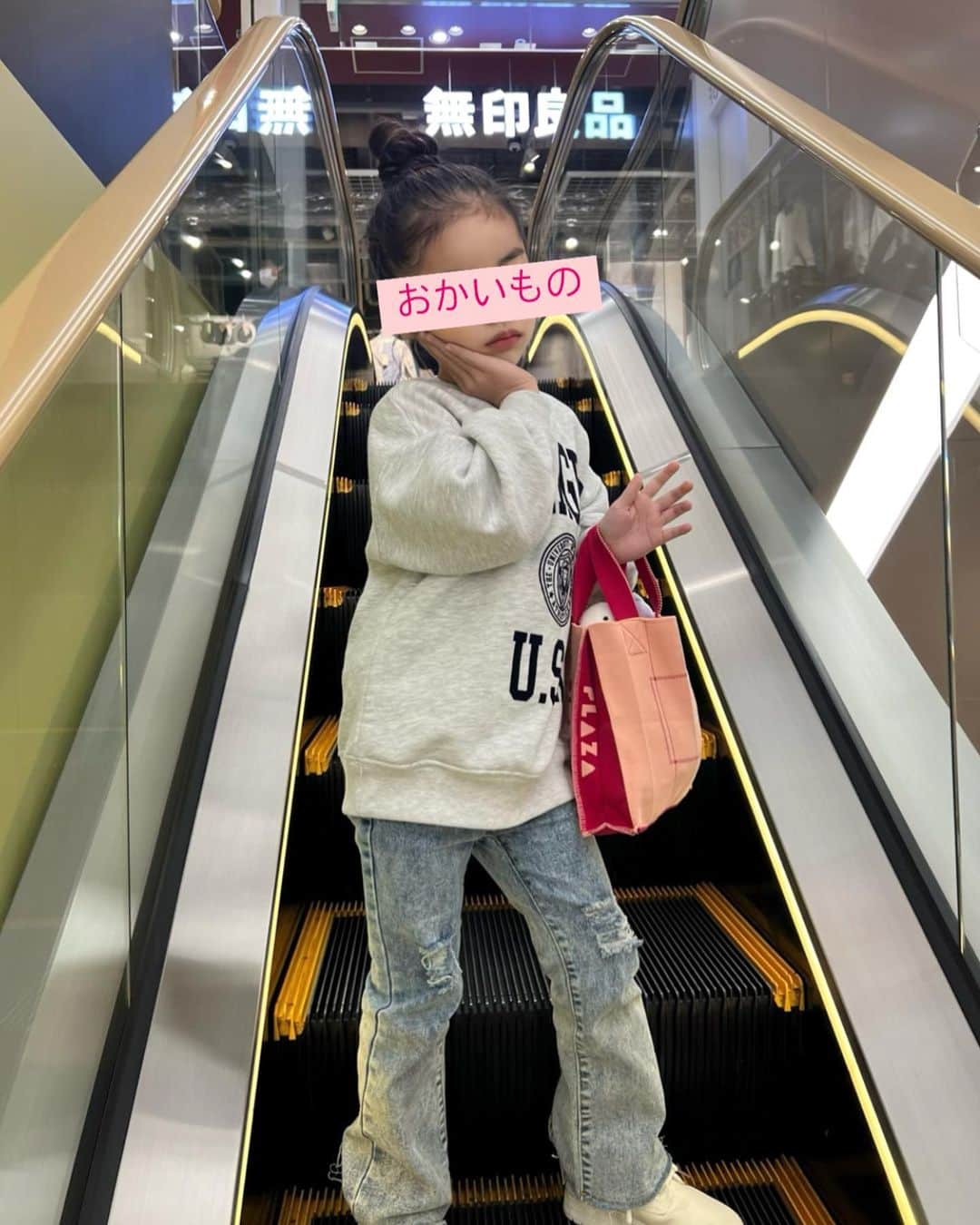 &mのインスタグラム：「スイミングの帰りにおかいもの🌞母の予定によく付き合わされる娘です🫠  #4y5m #お買い物つきそい #彼女のバッグの中には大好きなうさぎちゃん2匹🐇🐰」