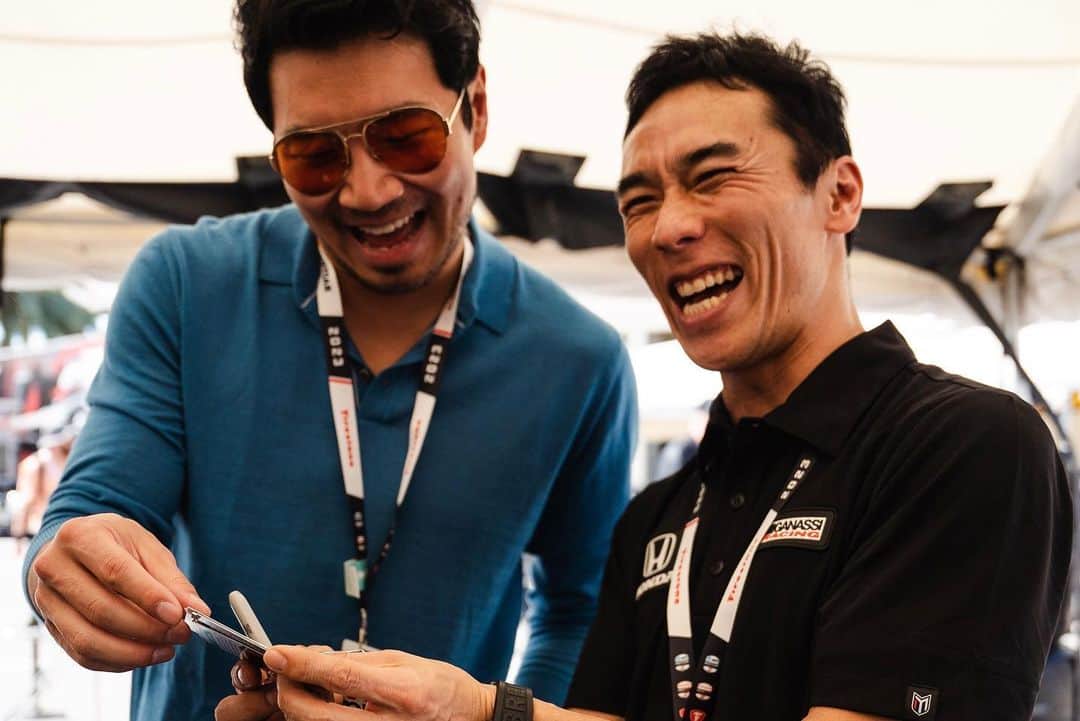 佐藤琢磨さんのインスタグラム写真 - (佐藤琢磨Instagram)「We had a special guest at @gpstpete and guess who “Shang-Chi” in the 2021 Marvel Cinematic Universe film visited our @chipganassiracing tent🙌🏻 Simu @simuliu is so cool and we had a good laugh😂 Hope he enjoys and has a thrilling experience @indycar🏁」3月5日 9時47分 - takumasato_official
