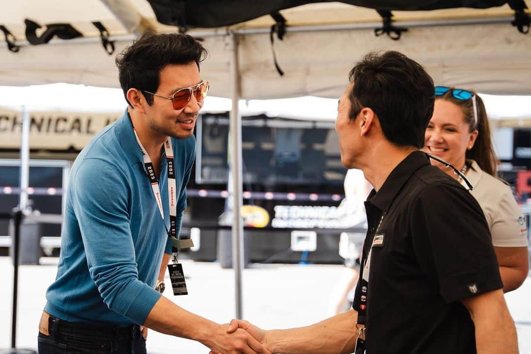 佐藤琢磨のインスタグラム：「We had a special guest at @gpstpete and guess who “Shang-Chi” in the 2021 Marvel Cinematic Universe film visited our @chipganassiracing tent🙌🏻 Simu @simuliu is so cool and we had a good laugh😂 Hope he enjoys and has a thrilling experience @indycar🏁」