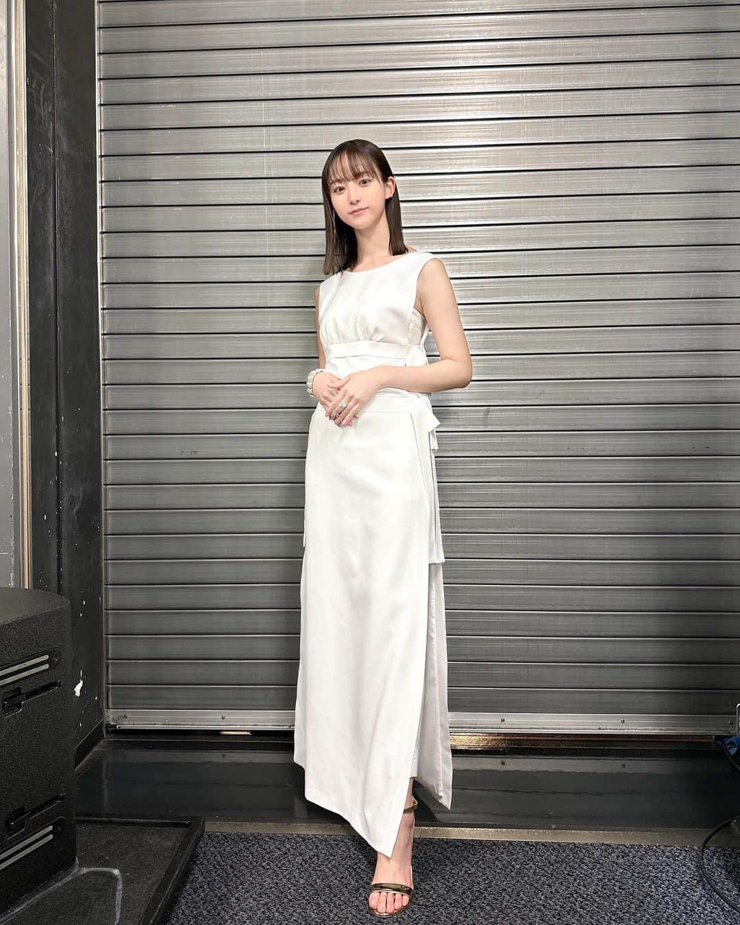 山崎あみのインスタグラム：「とある企業の イベントMCをさせていただいた時のお衣装🤍 ⠀ Dress & Pants ‘ @msgm @msgm_tokyo ’ Accessory ‘ @abiste_official ’ ⠀ 美しい白を身に纏って 気が引き締まりました☺️ 日々勉強です。コツコツ、、 #msgm #abiste」