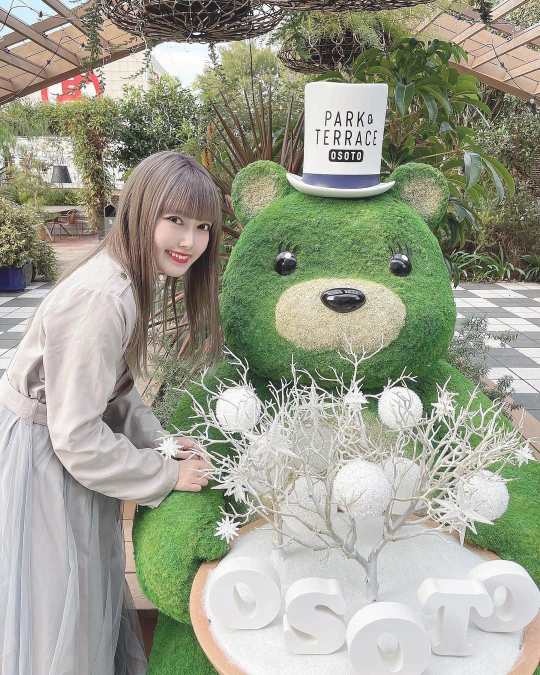 戸川栞那のインスタグラム：「くまちゃんにまつげついてるの可愛すぎん？🐻  絶賛花粉症と戦ってるけど、ぽかぽかの日が多くなってきた嬉しさのほうが大きい。(*´ー｀*) お花見したいね〜🍡  #二子玉川 #二子玉川カフェ #二子玉川高島屋 #サロモ #サロンモデル #サロンモデル東京 #ハイトーン #ハイトーンカラー #グレージュ #グレージュカラー #ベージュカラー #透明感カラー #ミルクティーベージュ #ミルクティーグレージュ #ミルクティーカラー」