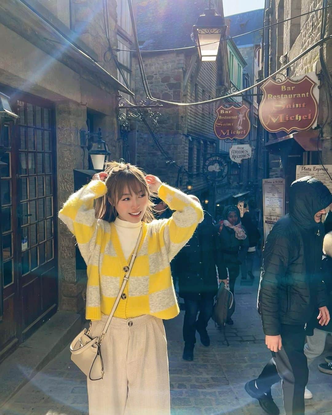 Miss Hunnyのインスタグラム：「終於！終於！終於！ 終於嚟到聖米歇爾山喇 ٩(˃̶͈̀௰˂̶͈́)و 魔戒嘅靈感來源地， 果然人傑地靈🥹 如果你都係城市同鄉村之間， 會比較鍾意後者嘅話， 都可以考慮吓坐四個半鐘頭車過嚟🤔 一程四個半鐘喎， 來回九個鐘喎🤣🤣🤣🤣🤣 朝早7:30喺巴黎鐵塔開車， 中間有油站休息停一停， 去到目的地大約停留四個鐘， 就要返返去集合點。 可能你會好奇四個鐘會唔會唔夠玩， 放心， 嗰度除咗好山好水好風景之外乜嘢都冇🫠 不過估唔到咁細嘅地方都有一間米芝蓮餐廳， 見佢哋個Omelette好似好勁咁（圖3）， 上網睇又話必食又盛， 就嗌左一個試試佢， 原來！ 佢裏面係疏乎厘嚟㗎🤣🤣🤣 （唔係蛋嘅質地，但都係omelette ，幾得意嘅） 不過如果對野餐比較有興趣嘅話， 可以自己帶嘢入去食 （因為我見唔少人都係咁）。 可能你會問， 咁壯觀嘅畫面， 點解唔企喺個城面前影張相？ . . ……你話呢？（圖5）  P.S. 其實睇返圖1， 身邊啲人包到咁， 我凍到個鼻紅到咁都要除褸影相 你就知我把炮啦！ ◡ ヽ(`Д´)ﾉ ┻━┻  #得3度仲要超大風 #鍾意雪地影比堅尼嘅人可以去試吓 #別有一番風味☺️  #Hunny以身試法🇫🇷」