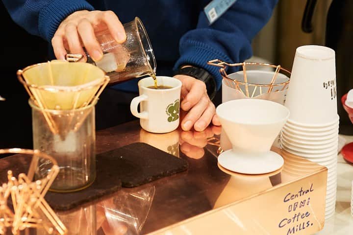 goodcoffeemeのインスタグラム：「GOOD COFFEE FEST@HAKATA HANKYU 2023 spring  週末もすごい盛り上がりで、日曜を終えました！！ イベントは6日(火)まで  様々なロースターさんとお話は出来ましたか？ 美味しさはもちろん、どんなコーヒーなのか、どのお店の方も、ハッと驚くような体験をさせてくれますよね。  コレは個人的な体験なんですが、飲み比べで気に入ったモノを見つけたご夫婦が、「このコーヒーは買えるの？」と。 お店に戻ってコーヒー豆も購入されていて、その様子を見ていたらなんだか嬉しくなりました。 美味しいコーヒーが伝わった瞬間でしたね。  皆さんもお気に入りのコーヒーを見つけてください！  ＜#GCF 2023 spring 出店ショップ＞ ・COFFEE TRUNK COFFEE／愛知 (@trunkcoffee) AKITO COFFEE／山梨 (@akitocoffee) COFFEE SUPREME／東京 (@coffee_supreme_jpn) ETHICUS coffee roasters／静岡 (@ethicus.jp) GLITCH COFFEE & ROASTERS／東京 (@glitch_coffee) IFNi ROASTING & CO.／静岡 (@ifniroastingandco) KARIOMONS COFFEE ROASTER／長崎 (@kariomons_coffee) Kurasu Kyoto／京都 (@kurasujp) LIGHT UP COFFEE／東京 (@lightupcoffee) PASSAGE COFFEE／東京 (@passagecoffee) PHILOCOFFEA／千葉 (@philocoffea) Raw Sugar Roast／東京 (@rawsugar_roast) TAOCA COFFEE／兵庫 (@taocacoffee) TAKAMURA COFFEE ROASTERS／大阪 (@takamura_coffee_roasters) warmth／群馬 (@warmth_takasaki)  ・OTHER COFFEE TIME WITH VAUGHAN (@coffee_twv) ORIGAMI／岐阜 (@origami_cup) PRANA CHAI／オーストラリア (@pranachaijp) SR coffee & ice cream／東京 (@sr_coffee_icecream_jimbocho) CURRY A WOMAN／福岡(@_curryawoman_ )」
