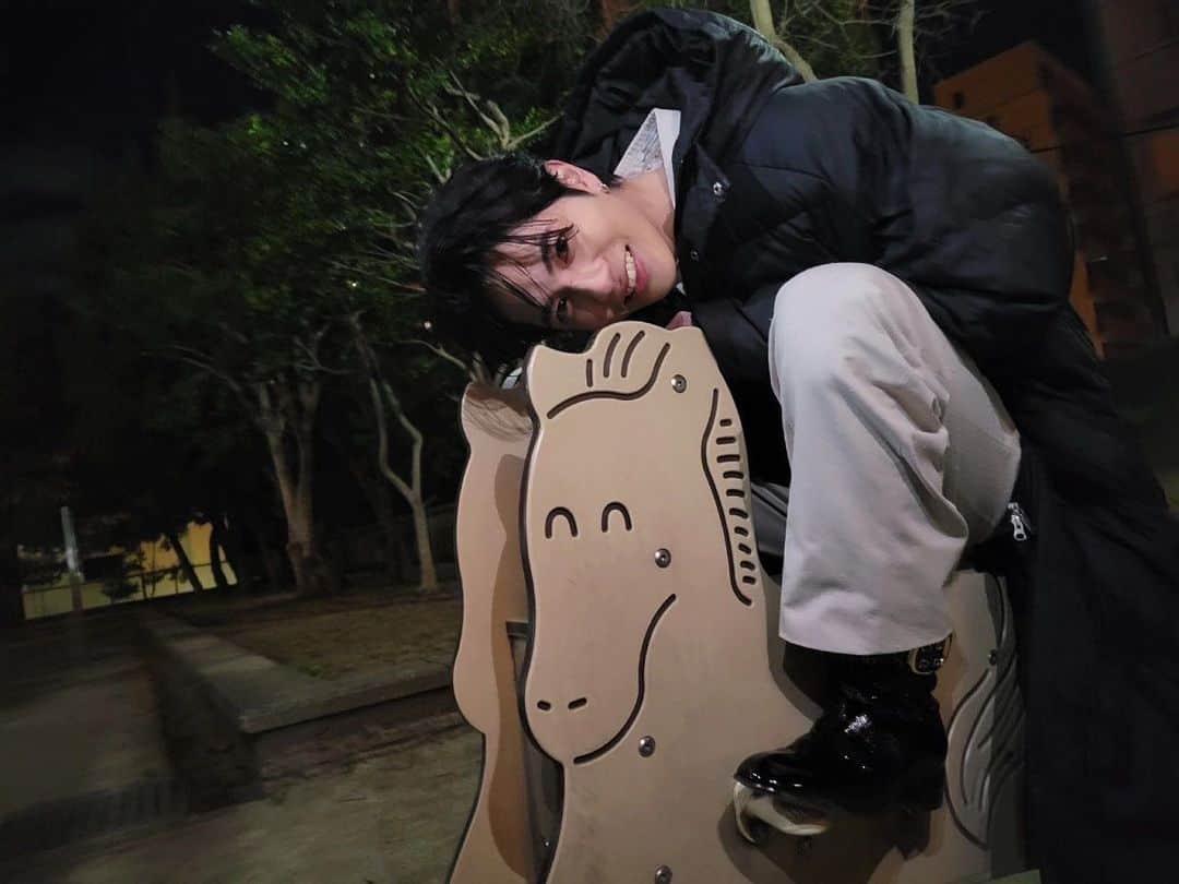 志尊淳のインスタグラム：「本日28歳になりました。 沢山のコメント、メッセージ、動画等々 沢山の人に祝ってもらえてめちゃくちゃ幸せものです。 ありがとうございます☺︎ もう立派な大人な年齢ですが 変わらず健康で28歳も頑張っていきます。 28歳もね、すんごく楽しい一年になりそうです。楽しみます！」