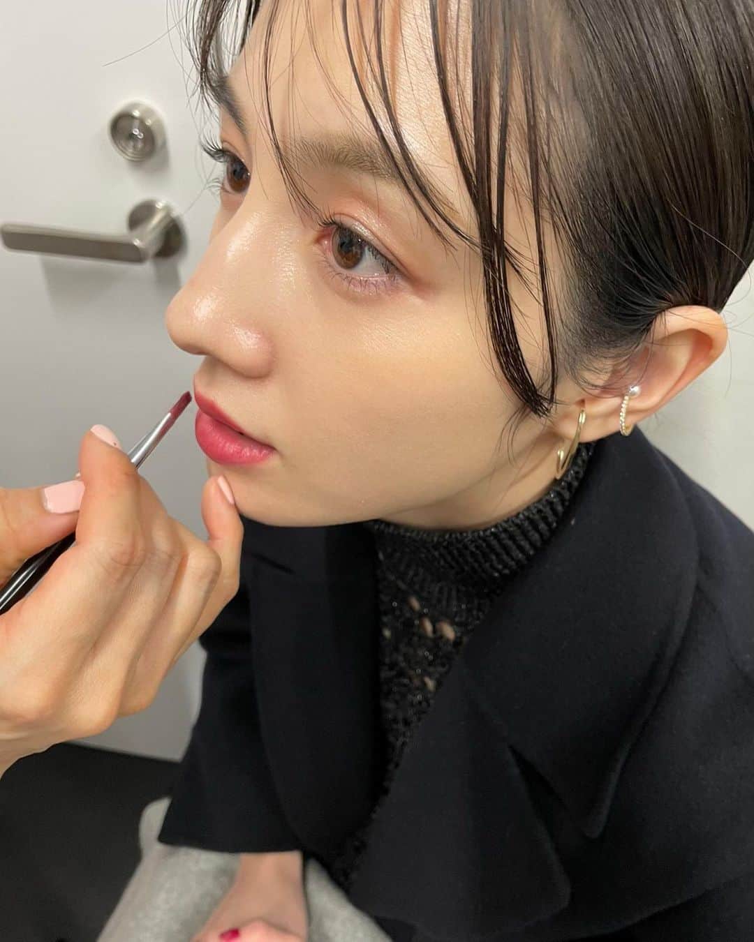 桜庭ななみさんのインスタグラム写真 - (桜庭ななみInstagram)「昨日、一昨日と先行上映している仙台市や石巻市などの映画館で「有り、触れた、未来」の舞台挨拶かありました。 久しぶりに山本透監督やスタッフの方々、UNCHAIN10+1、キャストの皆さんとお会いでき、改めて素敵なチームの映画に参加させてもらったことを感じました。 この作品は、この世の中、不登校の子供たちや自ら命を絶つ人が増える今、なんとか命を守りたい、命の大切さを伝えたいという監督の強い思いからできた作品です。 そんな大切な作品に私が主演として参加するのは、すごく責任を感じましたが、小さい頃から好きなドラマから色々な影響を私が受けたように、この作品で少しでも誰かの心を温かくできたらという思いで参加させてもらいました。 観終わった後、きっと隣の人の手を取りたくなるそんな映画になっています。 「有り、触れた、未来」は3月10日から全国公開です。 ぜひ、劇場に足を運んでくださいね😉 ⁡ ⁡ #有り触れた未来 #山本透 監督 この作品では演者としてはもちろん、裏方のお仕事もサポートしていた#unchain10+1 のめちゃめちゃかっこいい皆さん。 #桜庭ななみ ⁡ 衣装 ドレス,シューズ @ganni  イヤカフ @blanciris_official @prmal_jewelry  リング @blanciris_official @riefejewellery_official」3月5日 19時09分 - nanamisakuraba_official