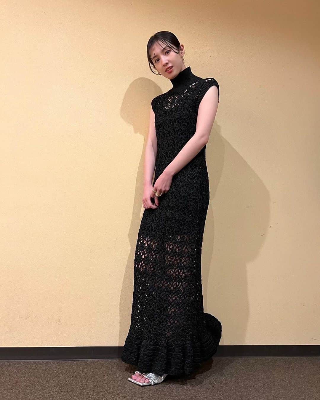 桜庭ななみさんのインスタグラム写真 - (桜庭ななみInstagram)「昨日、一昨日と先行上映している仙台市や石巻市などの映画館で「有り、触れた、未来」の舞台挨拶かありました。 久しぶりに山本透監督やスタッフの方々、UNCHAIN10+1、キャストの皆さんとお会いでき、改めて素敵なチームの映画に参加させてもらったことを感じました。 この作品は、この世の中、不登校の子供たちや自ら命を絶つ人が増える今、なんとか命を守りたい、命の大切さを伝えたいという監督の強い思いからできた作品です。 そんな大切な作品に私が主演として参加するのは、すごく責任を感じましたが、小さい頃から好きなドラマから色々な影響を私が受けたように、この作品で少しでも誰かの心を温かくできたらという思いで参加させてもらいました。 観終わった後、きっと隣の人の手を取りたくなるそんな映画になっています。 「有り、触れた、未来」は3月10日から全国公開です。 ぜひ、劇場に足を運んでくださいね😉 ⁡ ⁡ #有り触れた未来 #山本透 監督 この作品では演者としてはもちろん、裏方のお仕事もサポートしていた#unchain10+1 のめちゃめちゃかっこいい皆さん。 #桜庭ななみ ⁡ 衣装 ドレス,シューズ @ganni  イヤカフ @blanciris_official @prmal_jewelry  リング @blanciris_official @riefejewellery_official」3月5日 19時09分 - nanamisakuraba_official