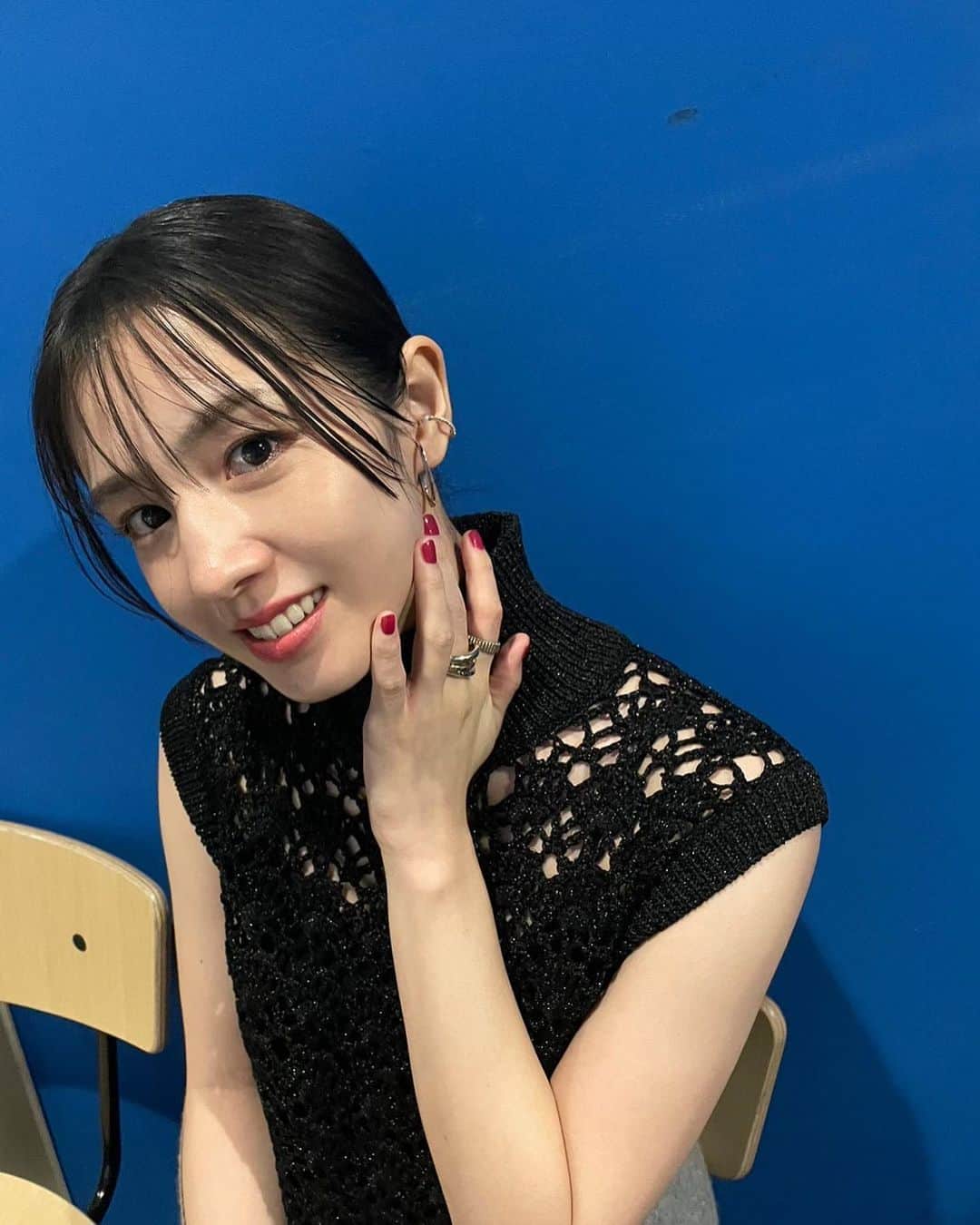 桜庭ななみさんのインスタグラム写真 - (桜庭ななみInstagram)「昨日、一昨日と先行上映している仙台市や石巻市などの映画館で「有り、触れた、未来」の舞台挨拶かありました。 久しぶりに山本透監督やスタッフの方々、UNCHAIN10+1、キャストの皆さんとお会いでき、改めて素敵なチームの映画に参加させてもらったことを感じました。 この作品は、この世の中、不登校の子供たちや自ら命を絶つ人が増える今、なんとか命を守りたい、命の大切さを伝えたいという監督の強い思いからできた作品です。 そんな大切な作品に私が主演として参加するのは、すごく責任を感じましたが、小さい頃から好きなドラマから色々な影響を私が受けたように、この作品で少しでも誰かの心を温かくできたらという思いで参加させてもらいました。 観終わった後、きっと隣の人の手を取りたくなるそんな映画になっています。 「有り、触れた、未来」は3月10日から全国公開です。 ぜひ、劇場に足を運んでくださいね😉 ⁡ ⁡ #有り触れた未来 #山本透 監督 この作品では演者としてはもちろん、裏方のお仕事もサポートしていた#unchain10+1 のめちゃめちゃかっこいい皆さん。 #桜庭ななみ ⁡ 衣装 ドレス,シューズ @ganni  イヤカフ @blanciris_official @prmal_jewelry  リング @blanciris_official @riefejewellery_official」3月5日 19時09分 - nanamisakuraba_official
