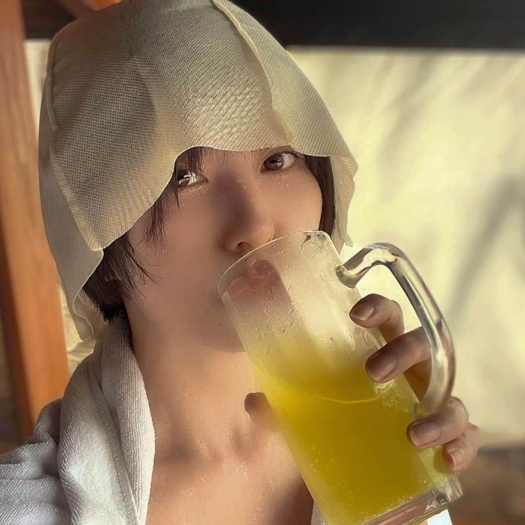 乃亜のインスタグラム：「サウナ、はじめてのオロポ。  キャンプサウナ画像や動画を本日のファンティアにオマケ投稿しました。 無料投稿もあるのでみてね♡  #サウナ #サウナハット #オロポ #サウナ女子 #すっぴん #汗だく」