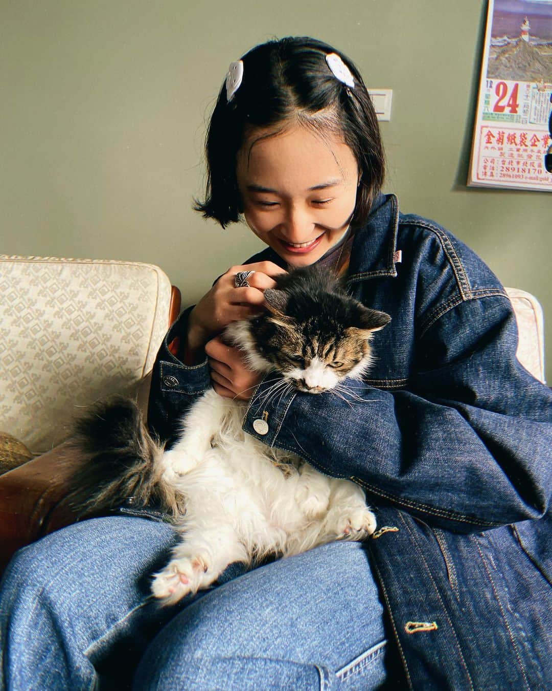 めがねさんのインスタグラム写真 - (めがねInstagram)「大好きなデニムを履いて、 キャラクターのピンをつけて、 ダウンとビニーは寒さを凌ぐために身につける。  冬服たちよ、ありがとう。」3月5日 19時14分 - iam.megane