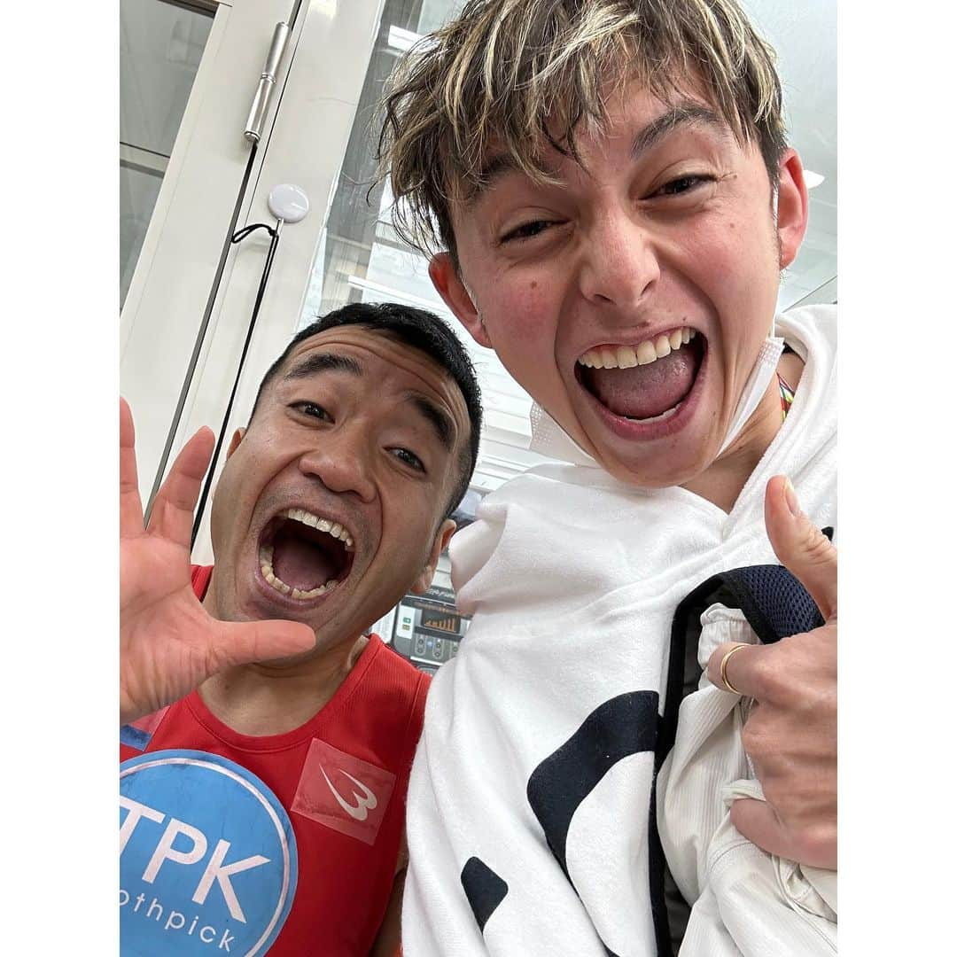 ハリー杉山さんのインスタグラム写真 - (ハリー杉山Instagram)「"東京マラソン"  3:03:14  自己ベスト10分更新しました🔥🔥🔥  なんとか今シーズンの集大成で全力出し切れました。4:20/km で30km走るのは未知の世界。そしてそこから4：30/km かかることもなく、最後まで粘れました。  それは #teamnastyrun の皆のおかげ (4人自己ベスト出しました🔥🔥🔥)  全力応援してくれた沿道の皆様のおかげ  この日を可能にしてくれたスタッフさん、 そしてボランティアの皆さんのおかげ  ランスマ倶楽部の支えのおかげ  寝なきゃなのにどうしても気になって、97分で奇跡を起こしたアーセナルのおかげ　笑笑笑  最高なレースでした 涙  20km 以降 沿道の声に手でしか反応できずごめんなさい🙏 シンプルにきつかったです 笑 一人一人の声めちゃめちゃ力になりました 涙 杉浦と呼んでくれた人もwww  後ゴール後写真撮ってる時にちと脱水で豪快にKOされてすいません。内臓限界boyでした！！sorry sorry  今日はもうゆっくり休みます！ 酸素カプセルから書いてます 笑  本当皆さんお疲れ様でした🔥🔥🔥  猫さんもPBえぐいですなんですか2:27っておめでとう❤️ 和可菜さん相変わらず強すぎ🔥 遠くへ行きたいでお世話になった善光寺のご住職！！清水雄介さん！なんとPBの2時間55分お見事です❤️  Scored a PB of 3:03:14 at today's Tokyo Marathon. The support was incredible. I luved how there was a MASSIVE international crowd, even a Scottish and Welsh flag cheered me on🔥🔥🔥  Oh and thank you @arsenal lol my heart was pounding big style but the end was just mental🔥 I felt the vibes throughout the 42.195km even with little sleep 😂😂😂  What a great day. More to come❤️  #tokyomarathon #東京マラソン #自己ベスト更新」3月5日 19時20分 - harrysugiyama