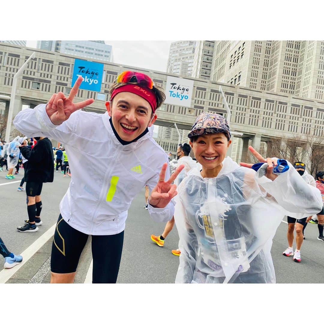 ハリー杉山さんのインスタグラム写真 - (ハリー杉山Instagram)「"東京マラソン"  3:03:14  自己ベスト10分更新しました🔥🔥🔥  なんとか今シーズンの集大成で全力出し切れました。4:20/km で30km走るのは未知の世界。そしてそこから4：30/km かかることもなく、最後まで粘れました。  それは #teamnastyrun の皆のおかげ (4人自己ベスト出しました🔥🔥🔥)  全力応援してくれた沿道の皆様のおかげ  この日を可能にしてくれたスタッフさん、 そしてボランティアの皆さんのおかげ  ランスマ倶楽部の支えのおかげ  寝なきゃなのにどうしても気になって、97分で奇跡を起こしたアーセナルのおかげ　笑笑笑  最高なレースでした 涙  20km 以降 沿道の声に手でしか反応できずごめんなさい🙏 シンプルにきつかったです 笑 一人一人の声めちゃめちゃ力になりました 涙 杉浦と呼んでくれた人もwww  後ゴール後写真撮ってる時にちと脱水で豪快にKOされてすいません。内臓限界boyでした！！sorry sorry  今日はもうゆっくり休みます！ 酸素カプセルから書いてます 笑  本当皆さんお疲れ様でした🔥🔥🔥  猫さんもPBえぐいですなんですか2:27っておめでとう❤️ 和可菜さん相変わらず強すぎ🔥 遠くへ行きたいでお世話になった善光寺のご住職！！清水雄介さん！なんとPBの2時間55分お見事です❤️  Scored a PB of 3:03:14 at today's Tokyo Marathon. The support was incredible. I luved how there was a MASSIVE international crowd, even a Scottish and Welsh flag cheered me on🔥🔥🔥  Oh and thank you @arsenal lol my heart was pounding big style but the end was just mental🔥 I felt the vibes throughout the 42.195km even with little sleep 😂😂😂  What a great day. More to come❤️  #tokyomarathon #東京マラソン #自己ベスト更新」3月5日 19時20分 - harrysugiyama