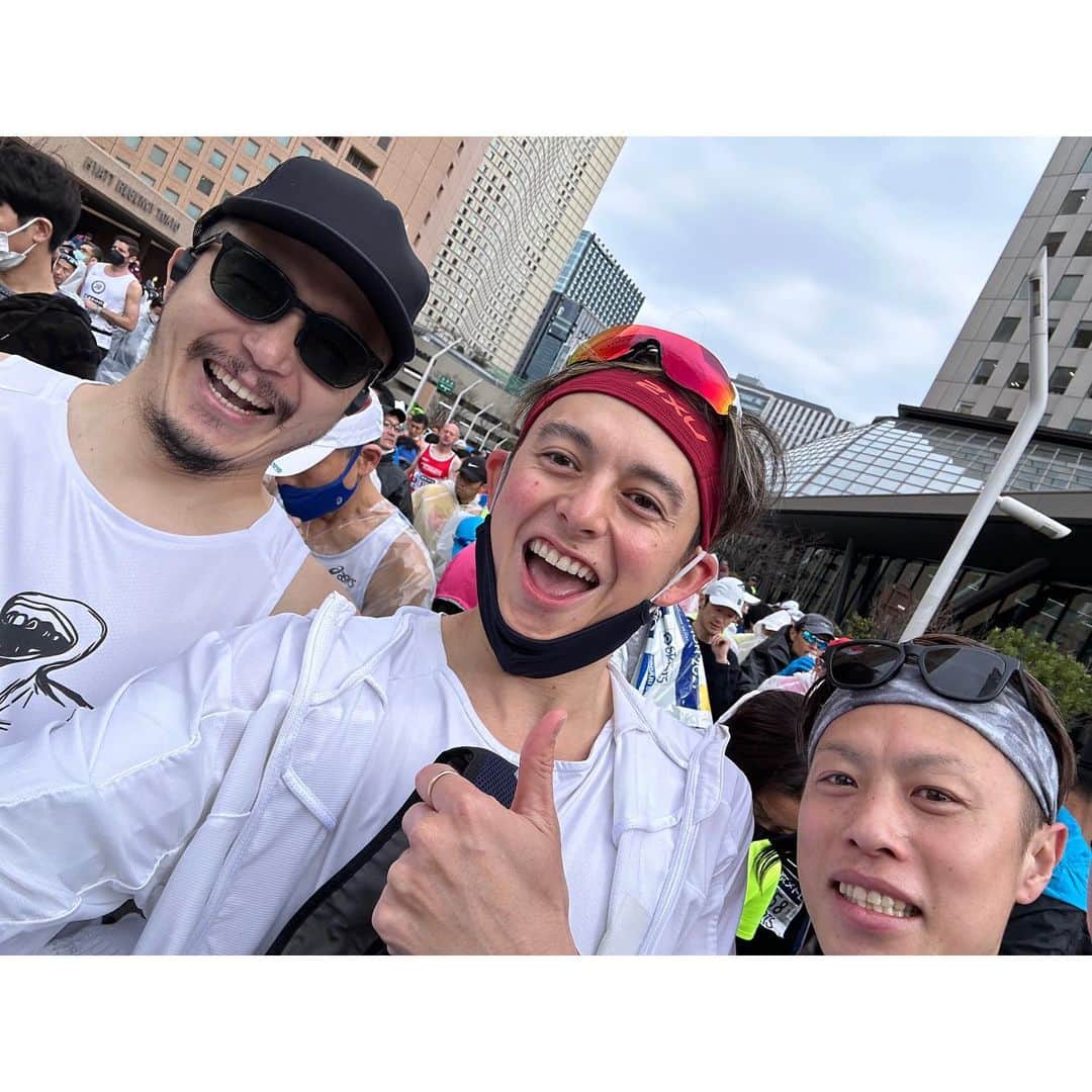 ハリー杉山さんのインスタグラム写真 - (ハリー杉山Instagram)「"東京マラソン"  3:03:14  自己ベスト10分更新しました🔥🔥🔥  なんとか今シーズンの集大成で全力出し切れました。4:20/km で30km走るのは未知の世界。そしてそこから4：30/km かかることもなく、最後まで粘れました。  それは #teamnastyrun の皆のおかげ (4人自己ベスト出しました🔥🔥🔥)  全力応援してくれた沿道の皆様のおかげ  この日を可能にしてくれたスタッフさん、 そしてボランティアの皆さんのおかげ  ランスマ倶楽部の支えのおかげ  寝なきゃなのにどうしても気になって、97分で奇跡を起こしたアーセナルのおかげ　笑笑笑  最高なレースでした 涙  20km 以降 沿道の声に手でしか反応できずごめんなさい🙏 シンプルにきつかったです 笑 一人一人の声めちゃめちゃ力になりました 涙 杉浦と呼んでくれた人もwww  後ゴール後写真撮ってる時にちと脱水で豪快にKOされてすいません。内臓限界boyでした！！sorry sorry  今日はもうゆっくり休みます！ 酸素カプセルから書いてます 笑  本当皆さんお疲れ様でした🔥🔥🔥  猫さんもPBえぐいですなんですか2:27っておめでとう❤️ 和可菜さん相変わらず強すぎ🔥 遠くへ行きたいでお世話になった善光寺のご住職！！清水雄介さん！なんとPBの2時間55分お見事です❤️  Scored a PB of 3:03:14 at today's Tokyo Marathon. The support was incredible. I luved how there was a MASSIVE international crowd, even a Scottish and Welsh flag cheered me on🔥🔥🔥  Oh and thank you @arsenal lol my heart was pounding big style but the end was just mental🔥 I felt the vibes throughout the 42.195km even with little sleep 😂😂😂  What a great day. More to come❤️  #tokyomarathon #東京マラソン #自己ベスト更新」3月5日 19時20分 - harrysugiyama