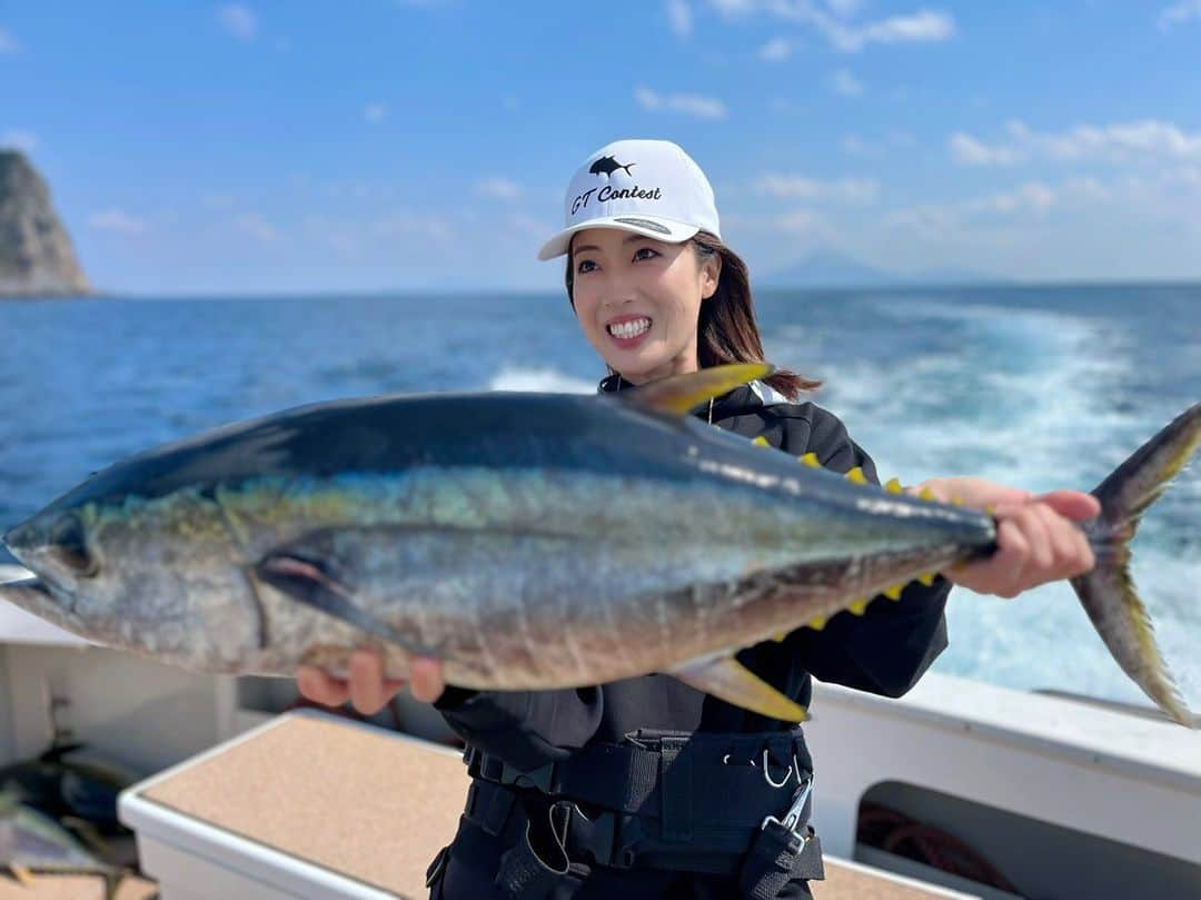 岡田万里奈さんのインスタグラム写真 - (岡田万里奈Instagram)「. . . . ビッグディッパー3日目。 どうにか、キハダをゲット〜✨ . GTは2バラシ、カジキ1バラシで ちょっとめげそうです。泣 . 今回はサメが多くて、ルアーにも 掛けた魚にもどんどん襲いかかってくる。 . 船で100kg級のサメも上がってますが、 わたしは掛けたけど太刀打ちできず… ただ耐えることしかできなかった。 . どうやったらリール巻けるの？と シンプルに疑問です…🦈笑 . サメに切られてルアーの球数がだいぶ減ってしまったのですが、 明日も引き続きがんばります！ . ちなみにトカラは想像以上に寒い！笑 . . . #ビッグディッパー #bigdipper  #奄美大島 #トカラ列島 #船中泊  #gtフィッシング #ロウニンアジ #釣り好きな人と繋がりたい #釣り女子  #gtfishing #gianttrevally #gt #casting #catchandrelease  #tuna #tunafishing #fishing #fishingrally  #fishingtrip #fishinglife」3月5日 19時21分 - lovendor_okamari