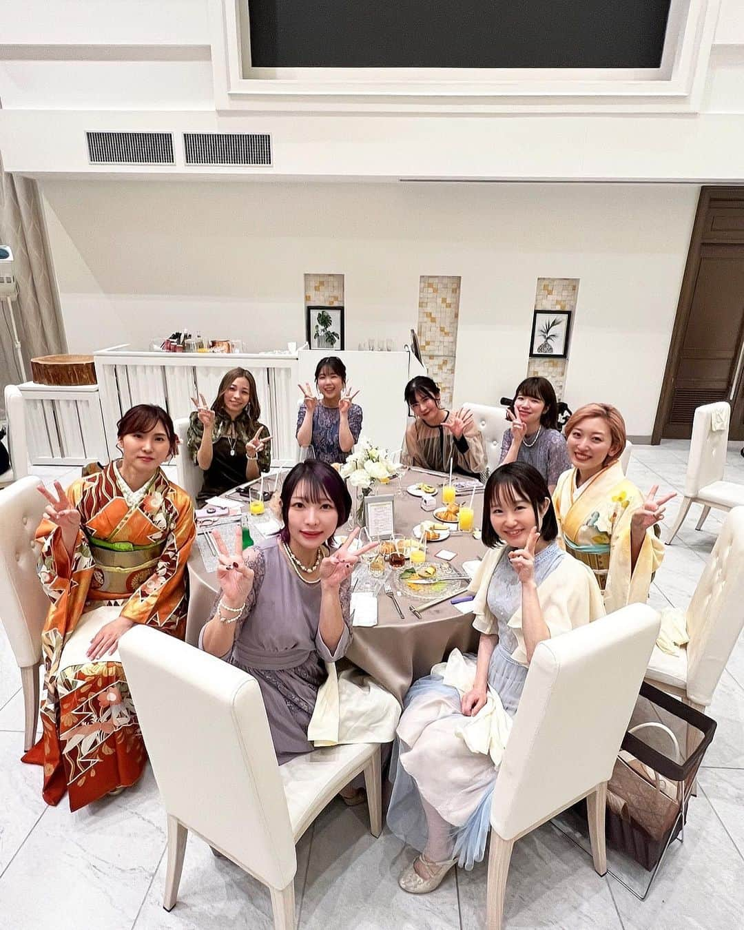 ジェニーさんのインスタグラム写真 - (ジェニーInstagram)「🤵‍♂️🤍👰‍♀️ 先日、さとゆいの結婚式に 出席してきました🥹🤍✨  2人が本当に幸せそうで その姿見て泣いたよね🙂 なんなら2人のご両親より 泣いたかもしれないwww  そして自分の名前が書いてあるカードに 2人からびっしりとメッセージが書いて あって、見た時うるっとした😂 全員分書いたんだって😳  さとゆいのそういうマメな部分が素敵で 皆が2人のことが大好きな理由だと思う  本当に本当に良い結婚式だった☺️✨ 改めて結婚おめでとおおおお！！！ @hinatayui0826 @satoimo_0403   #お呼ばれドレス #初めてちゃんと買いました #くまみきちゃんと2人でめっちゃ泣いたw #泣きすぎてたのか #途中でらべさんが心配して話し掛けてきたw #お父様お母様系にどうしても弱い笑 #お幸せにです☺️🤍」3月5日 19時29分 - _jenni_2017_