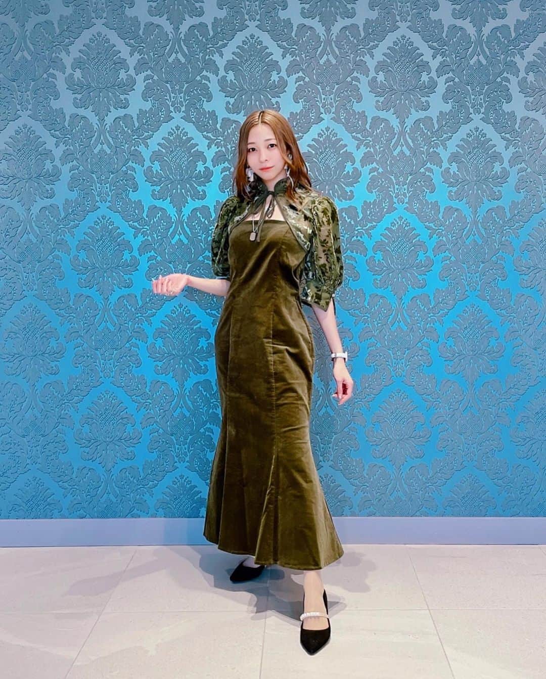 ジェニーのインスタグラム：「🤵‍♂️🤍👰‍♀️ 先日、さとゆいの結婚式に 出席してきました🥹🤍✨  2人が本当に幸せそうで その姿見て泣いたよね🙂 なんなら2人のご両親より 泣いたかもしれないwww  そして自分の名前が書いてあるカードに 2人からびっしりとメッセージが書いて あって、見た時うるっとした😂 全員分書いたんだって😳  さとゆいのそういうマメな部分が素敵で 皆が2人のことが大好きな理由だと思う  本当に本当に良い結婚式だった☺️✨ 改めて結婚おめでとおおおお！！！ @hinatayui0826 @satoimo_0403   #お呼ばれドレス #初めてちゃんと買いました #くまみきちゃんと2人でめっちゃ泣いたw #泣きすぎてたのか #途中でらべさんが心配して話し掛けてきたw #お父様お母様系にどうしても弱い笑 #お幸せにです☺️🤍」