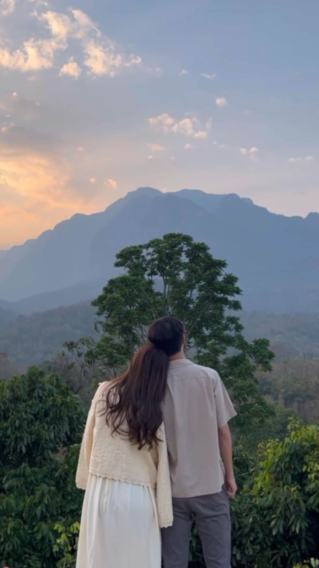 インヤのインスタグラム：「Natural therapy 🌿👫🏻✨ Location: @putoh_chiangdao 🏔️🌌  #chiangmai #chaingdao #staycation #thailand #naturephotography #neturelovers #cnx #เชียงใหม่ #เชียงดาว #ธรรมชาติ」