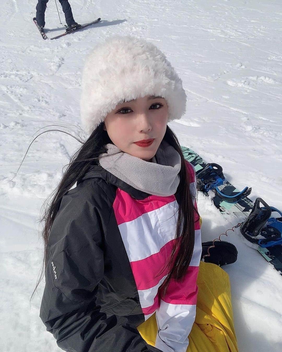 真木しおりのインスタグラム：「スノボ🏂  楽しかった☃️☃️☃️  #スノボ #スノボ女子 #スノボウェア #スノボー女子#スノボー #冬 #winter #snowboard #RQ #真木しおり」