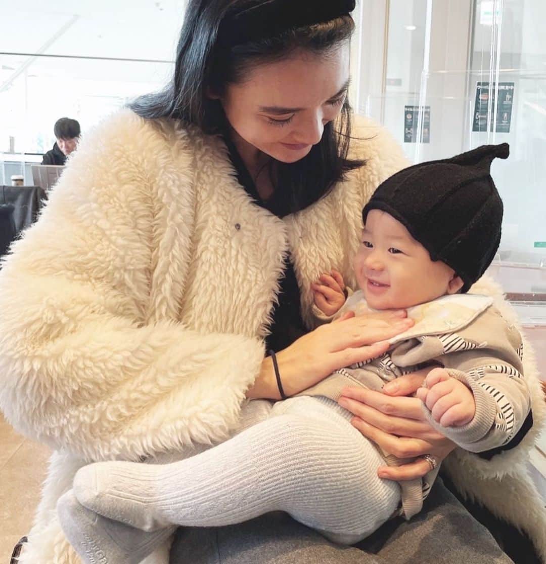 石坂友里のインスタグラム：「12月👼🏻 天使すぎるオトくん👼🏻たまらん🥹」