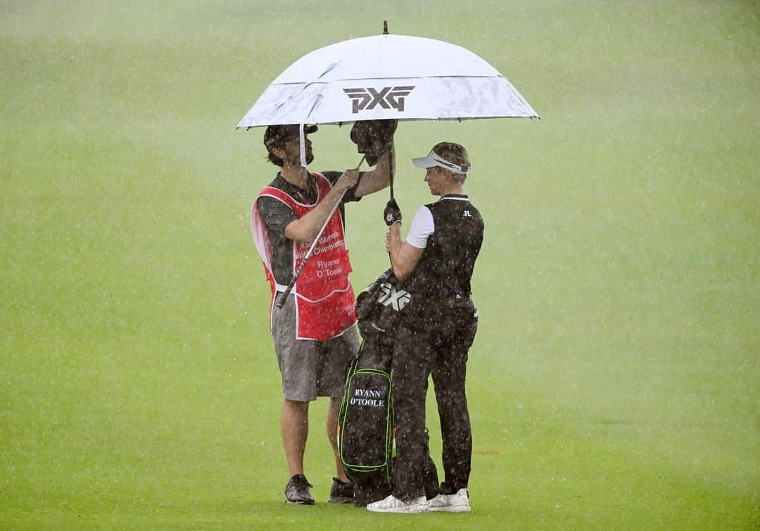 ライアン・オウトゥールのインスタグラム：「Sums up the week ☔️」