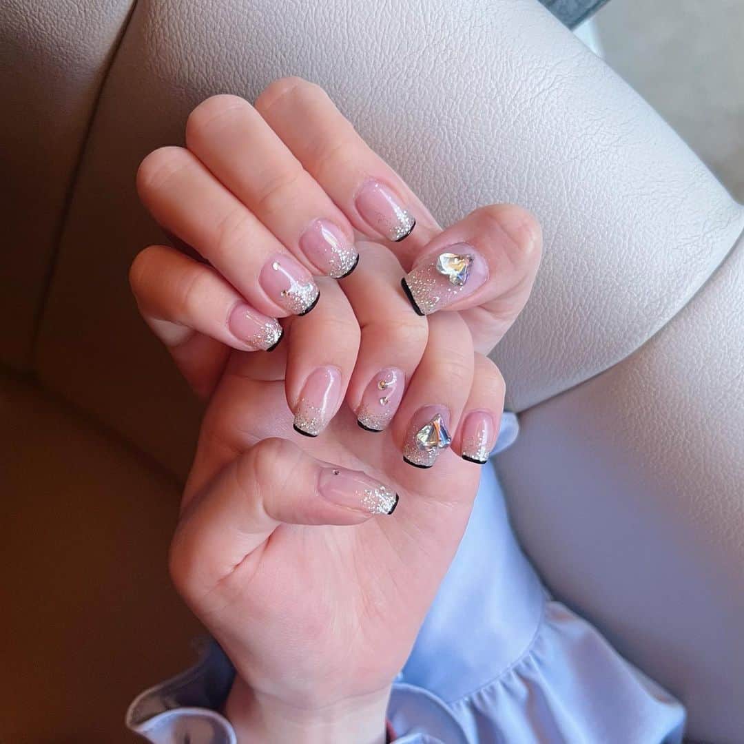 RIKAのインスタグラム：「🎶🖤 #newnail #ワンホンネイル #黒フレンチ」