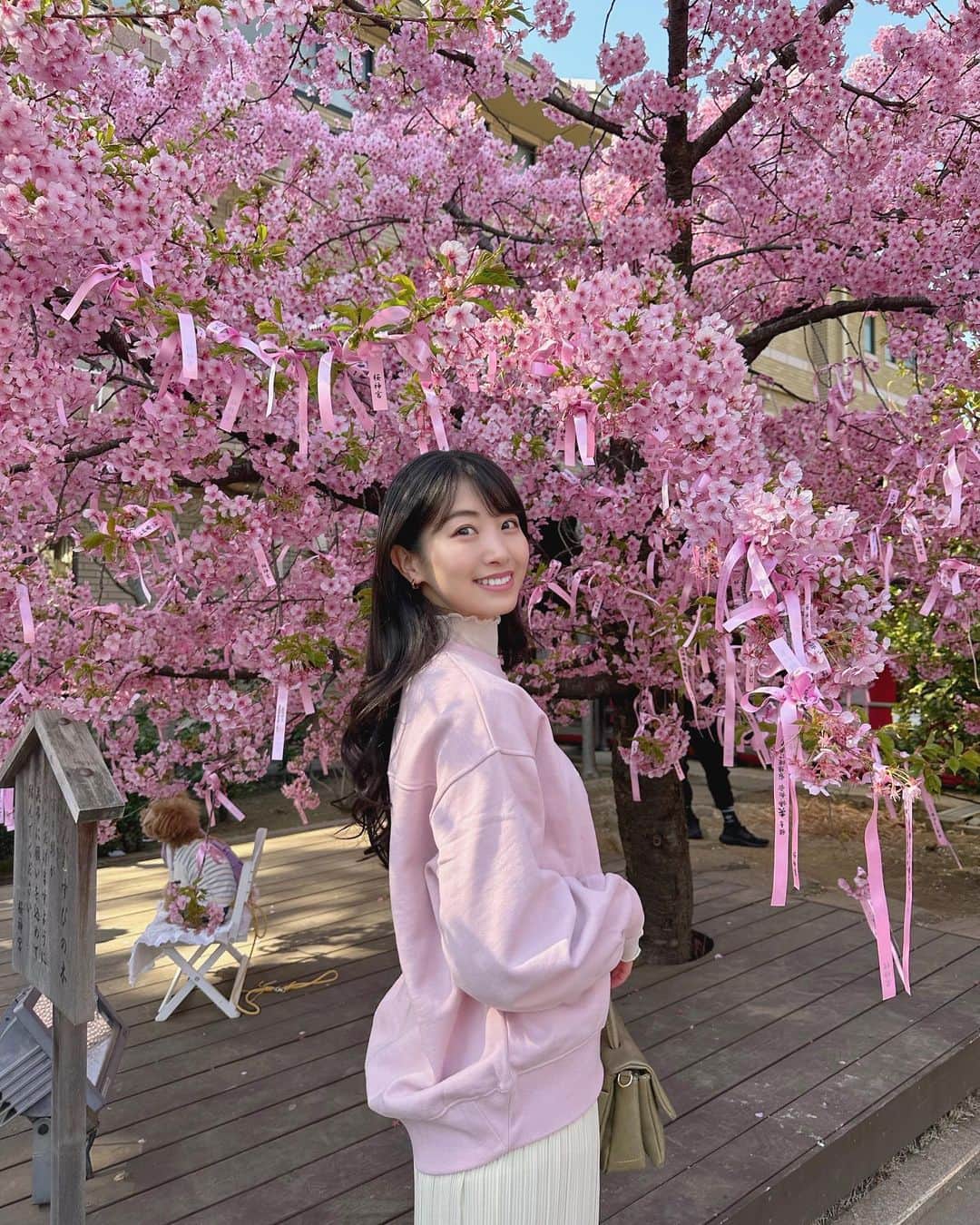 のインスタグラム：「#桜神宮 🌸⛩ . . 2年前にもお参りにきた #桜新町 にある【桜神宮】に行ってきました♡  #出雲大社 にお参りして以降、#神社仏閣 や神話にとても興味を持ちまして、、、！桜神宮もちょっとだけ調べてから行きました🌸 . . 世田谷のお伊勢さんとも呼ばれているそうなのですが、ここのご祭神は「造化の三神」と呼ばれる天御中主神（アメノミナカヌシノカミ）、高皇産霊神（タカミムスビノカミ）、神皇産霊神（カミムスビノカミ）をはじめ、天照大御神(アマテラスオオミカミ)や縁結びのご利益で知られる伊弉諾尊（イザナギノミコト)と伊弉冉尊（イザナミノミコト)など、全21柱の神様がお祀りされているそう🙏🏻✨  恋愛の縁結びだけでなく、"万物の結びを司る"造化の三神も御鎮座されているので私はもっぱらお仕事のご縁・人とのご縁をお願いしています🙇🏻‍♀️🌈  神道を信じるとかそういう次元まではまだいけていないのですが、日本の神話の考え方はとても興味深いなぁと思っていて、、、！！出雲に行って色んな神社にお詣りしながらお話聞いたときからとても興味持ってる💡いつかちゃんとお勉強したい気持ちです🥹🙏🏻✨ . . . . そして出雲詣り以降、御朱印集めにもハマってるので今年こそ #御朱印 を！と思ったけど並び過ぎていたので諦めました🥲🙏🏻またゆっくりお参りいこっと、、！🌸 . . . . 春になったのでカジュアルコーデが増えつつある今日この頃🌸  #トレーナー : #niceclaup  #インナー : #freesmart #スカート : #zozotown #スニーカー :  #zara #バッグ : #grl #ピアス : #bele   このコーデ好評だった☺️☺️💓 . . . . #春コーデ #springfashion #ootd #outfit #プチプラ #プチプラコーデ #春服コーデ #sakura #grl購入品 #grlコーデ #zozotown購入品 #御朱印集め #御朱印ガール」