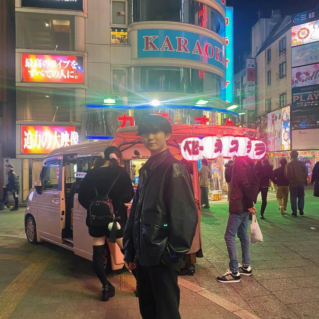 デボちゃんのインスタグラム：「😎 新宿のカタカナはエモい #新宿  #ベビーカステラ #私の青春は日本で」