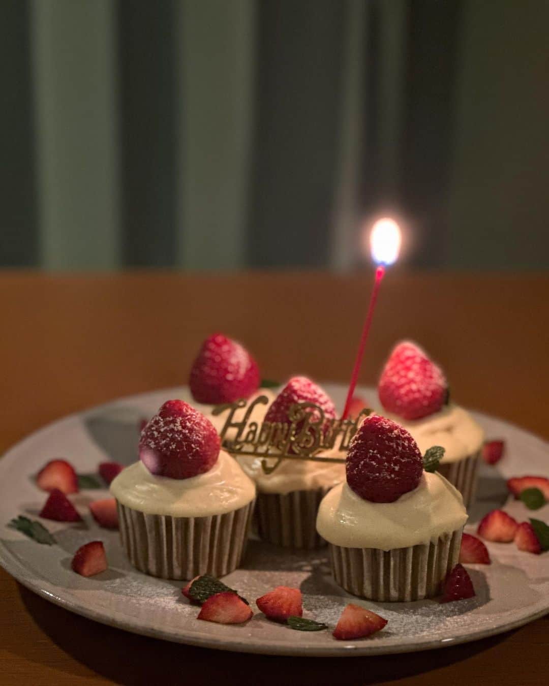 香坂みゆきさんのインスタグラム写真 - (香坂みゆきInstagram)「カップケーキ🧁  #happybirthday  #cupcakes  #❤️」3月5日 20時00分 - miyuky__way