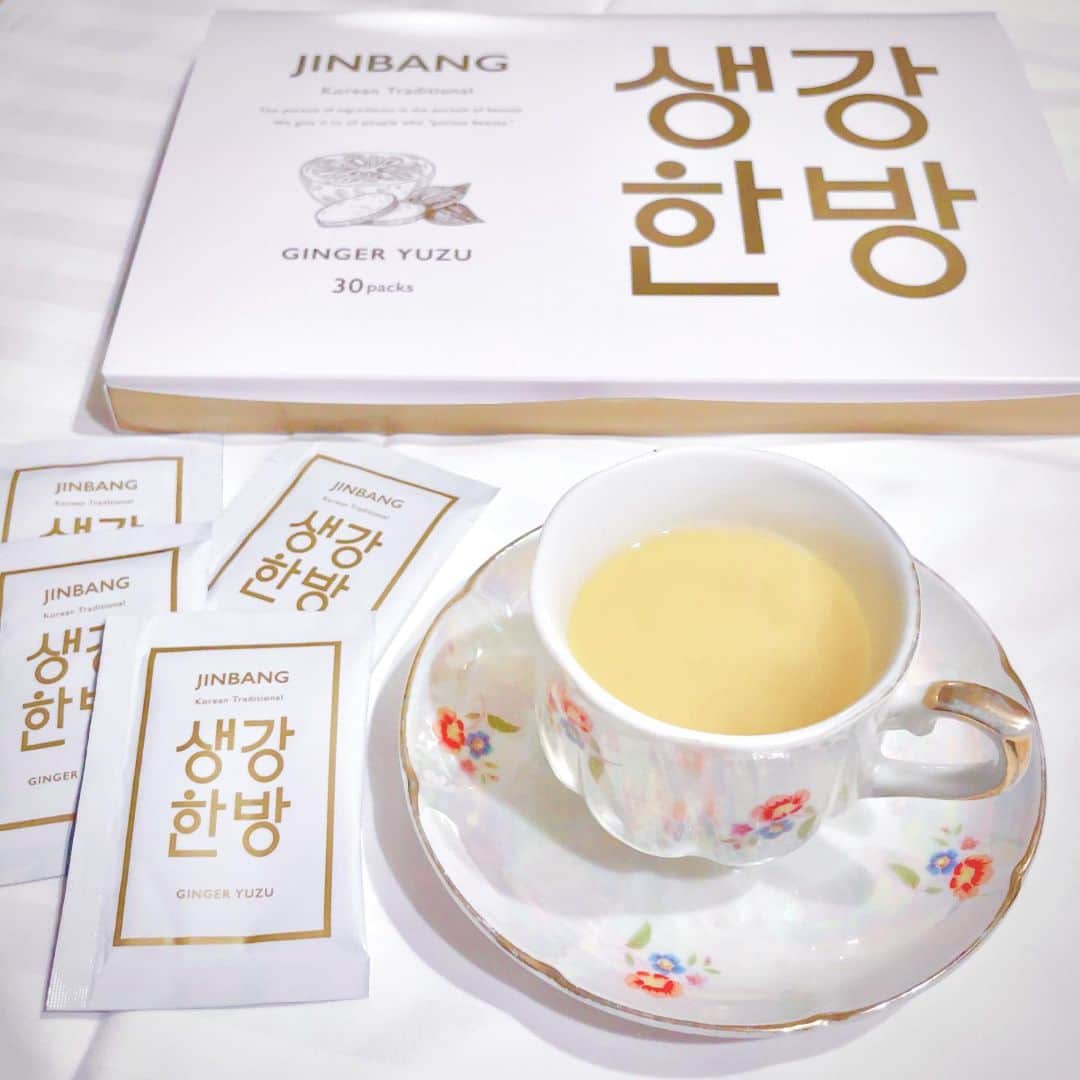 のインスタグラム：「これ、私が美味しくて衝撃だった、 韓国式置き換えハンバンダイエット♡  1食たったの12Kcal、ジンジャーゆず味。 とろみがあって柑橘系好きだから美味しくて ゴクゴク飲めちゃうのよ👏  《JINBANGが厳選した美容成分配合》 ・乳酸菌2億個 ・ヒアルロン酸 ・ビタミンD ・ハトムギ成分 ・N-アセチルグルコサミン ・システインペプチド ・チアシード ・ブラックジンジャー  そのまま溶かして飲んでも美味しいけど、 ヨーグルトに掛けて混ぜたり、 フルーツのスムージーに混ぜたり、 自由なレシピで楽しめます^_^  飲んでる時は体がポカポカして 喉にジンジャーが来る感じも好きでした☕︎  PR @jinbang_official #韓活 #韓方 #ハンバン #置き換えダイエット #ダイエット食事メニュー #JINBANG #トリドリベース #ジンバン」