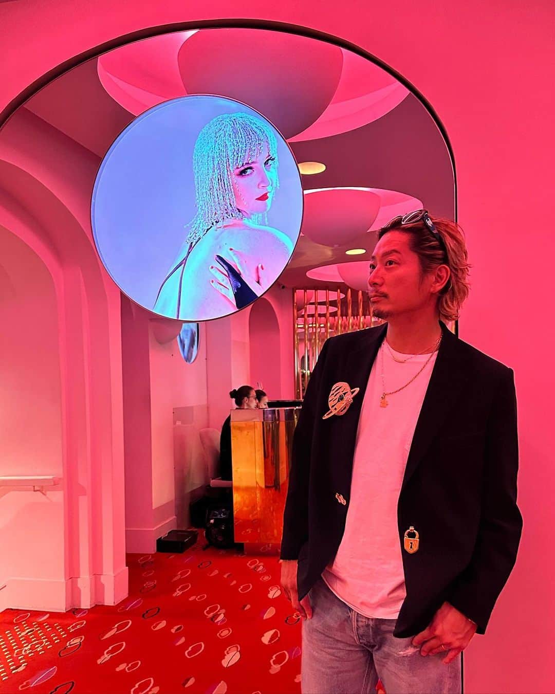 のインスタグラム：「@crazyhorseparis_official  大人の世界を観て来ました  @beyonce のMVの舞台になった場所 お洒落✨  ムーランルージュ行きたい」