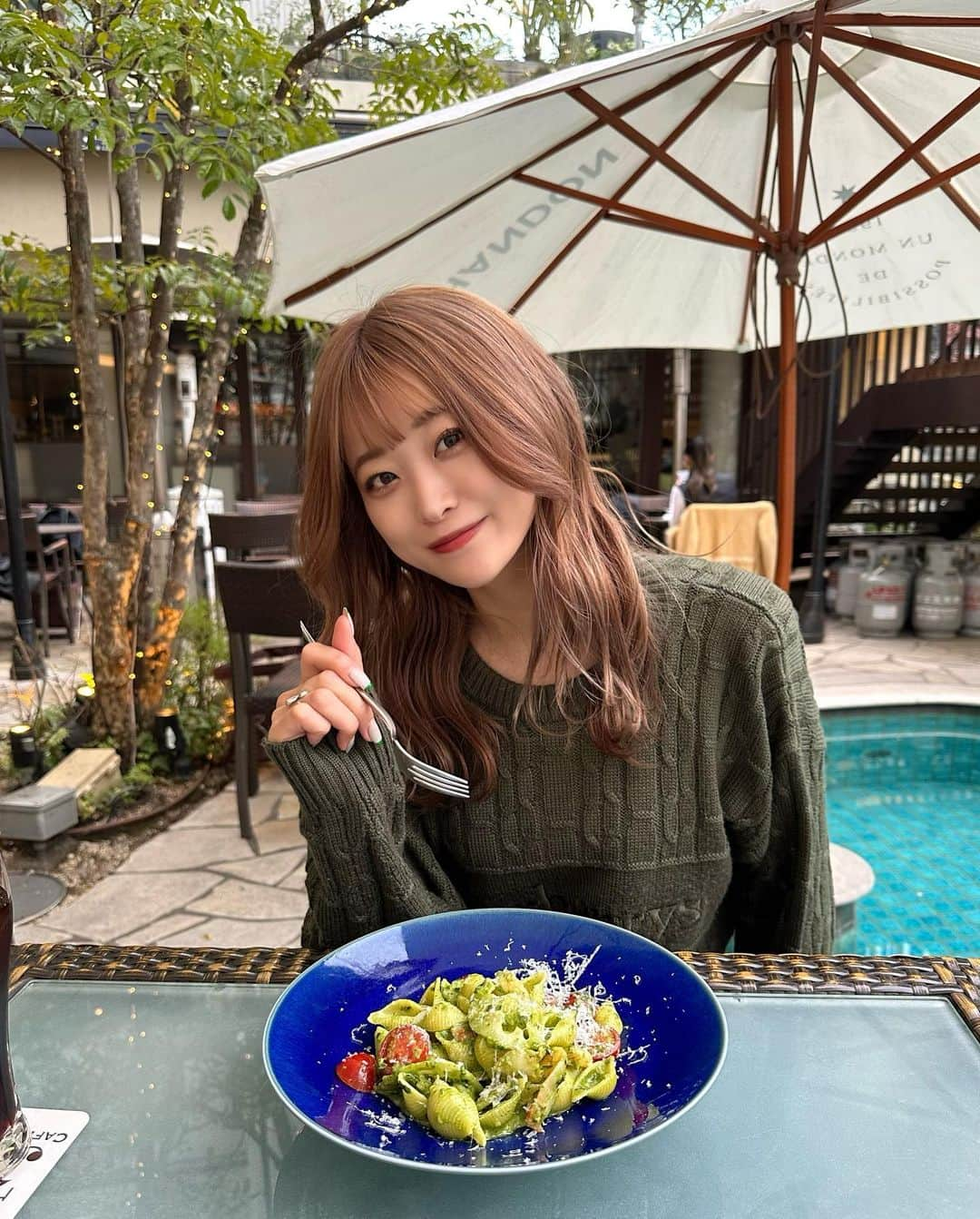 島崎由莉香さんのインスタグラム写真 - (島崎由莉香Instagram)「💚 髪の毛がっつりイメチェンしてみた☺︎  派手髪だと気分上がる🔥  #347カフェ #渋谷カフェ #渋谷ランチ #春服 #春服コーデ #春カラー #ブリーチカラー #ブリーチ1回 #ピンクベージュ #ピンクブラウン #ピンクカラー #Burberry#burberrylondon #バーバリー #バーバリーニット #ニットコーデ #ニットトップス #グリーンニット #古着コーデ #古着女子 #古着ファッション」3月5日 19時55分 - yurika_shimazaki