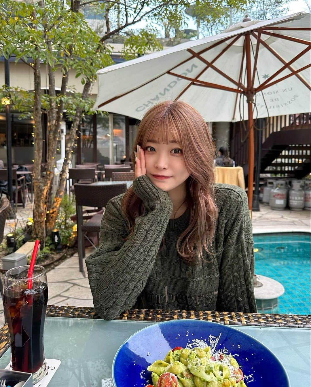 島崎由莉香さんのインスタグラム写真 - (島崎由莉香Instagram)「💚 髪の毛がっつりイメチェンしてみた☺︎  派手髪だと気分上がる🔥  #347カフェ #渋谷カフェ #渋谷ランチ #春服 #春服コーデ #春カラー #ブリーチカラー #ブリーチ1回 #ピンクベージュ #ピンクブラウン #ピンクカラー #Burberry#burberrylondon #バーバリー #バーバリーニット #ニットコーデ #ニットトップス #グリーンニット #古着コーデ #古着女子 #古着ファッション」3月5日 19時55分 - yurika_shimazaki