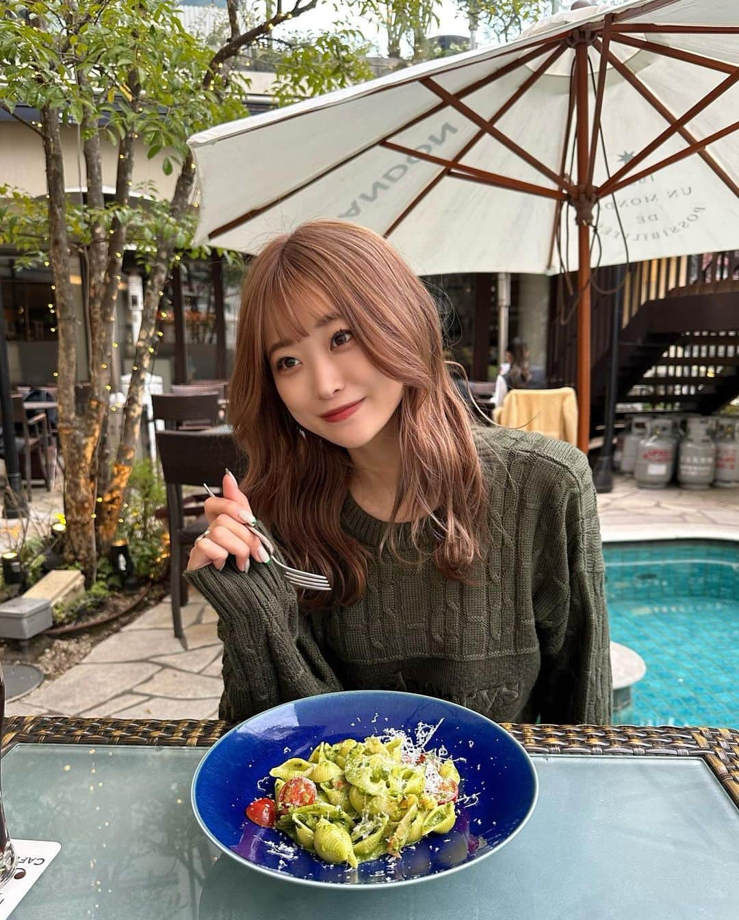 島崎由莉香さんのインスタグラム写真 - (島崎由莉香Instagram)「💚 髪の毛がっつりイメチェンしてみた☺︎  派手髪だと気分上がる🔥  #347カフェ #渋谷カフェ #渋谷ランチ #春服 #春服コーデ #春カラー #ブリーチカラー #ブリーチ1回 #ピンクベージュ #ピンクブラウン #ピンクカラー #Burberry#burberrylondon #バーバリー #バーバリーニット #ニットコーデ #ニットトップス #グリーンニット #古着コーデ #古着女子 #古着ファッション」3月5日 19時55分 - yurika_shimazaki