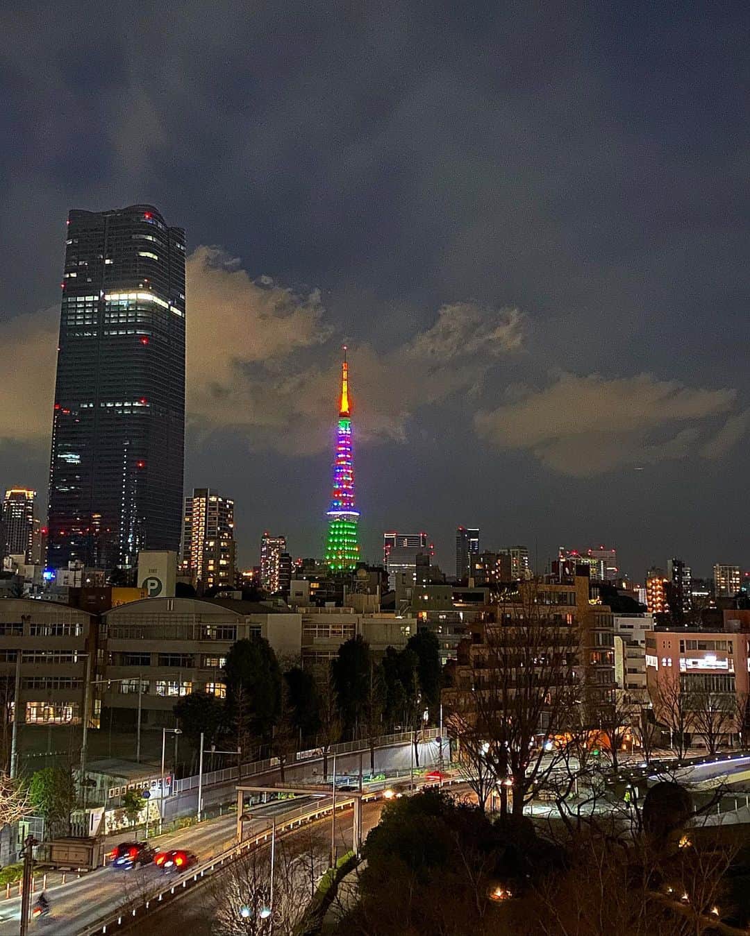 のインスタグラム：「🗼yesterday.  歩いてたら可愛いライティングすぎて思わず🤳✨ #tokyotower」
